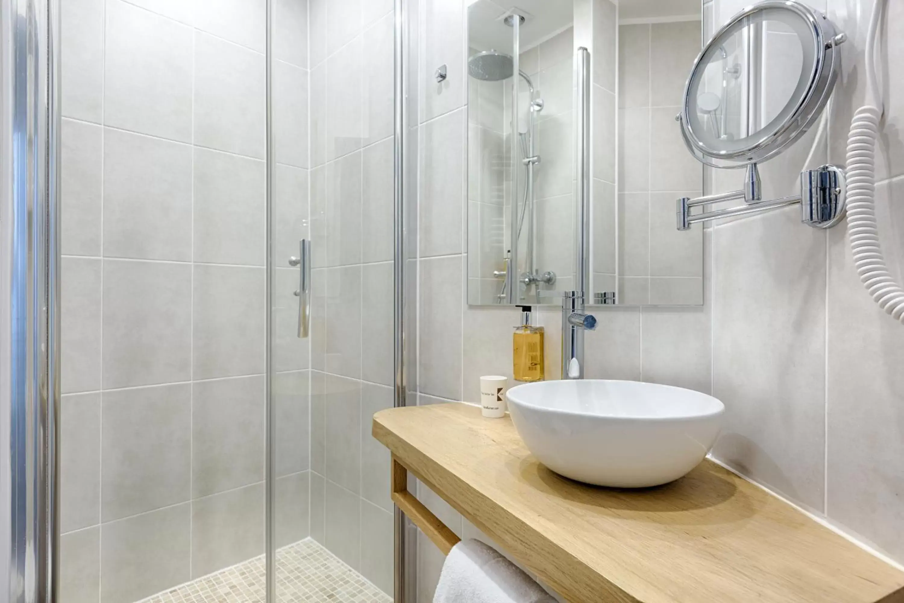 Shower, Bathroom in Hôtel Korner Etoile