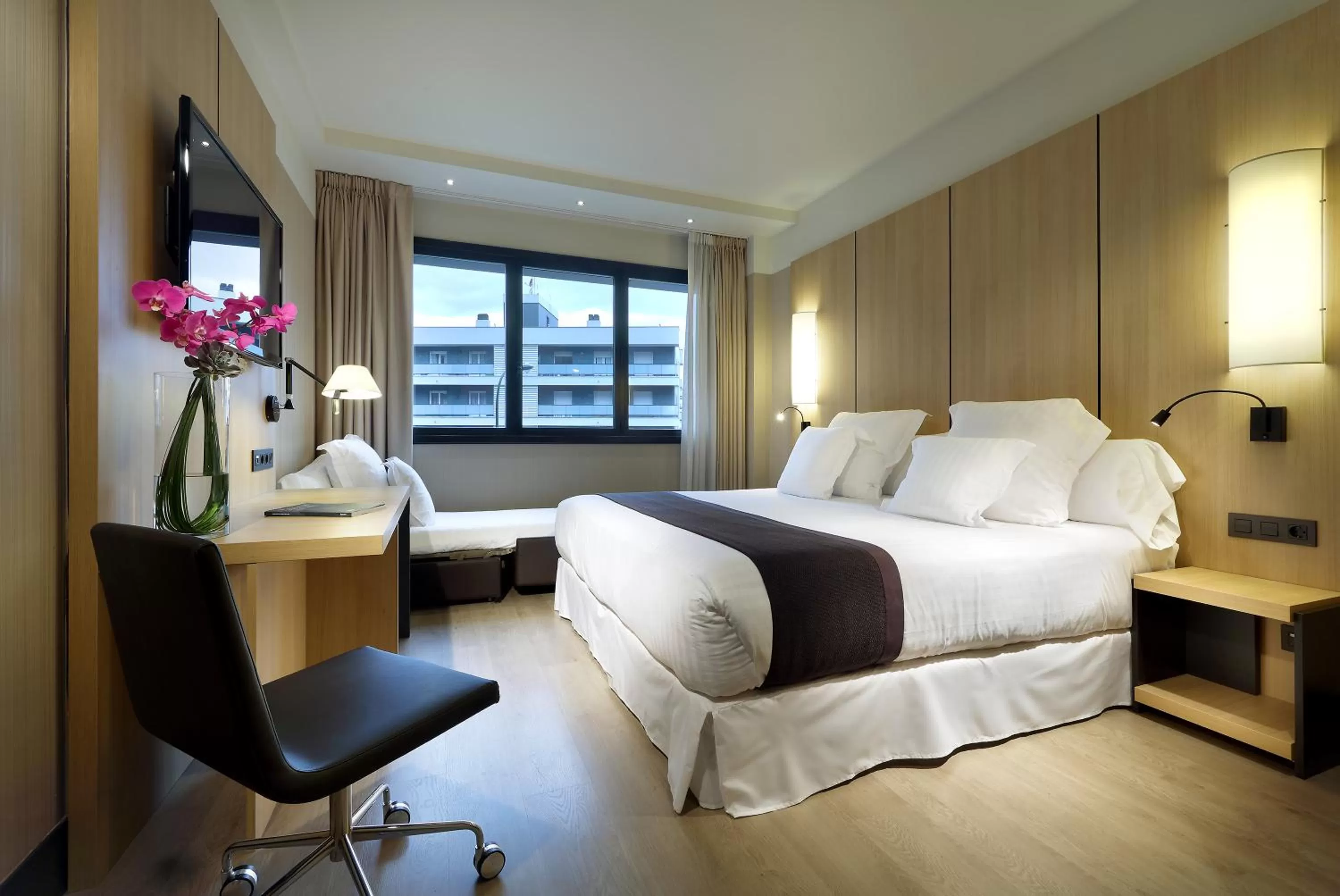 Photo of the whole room, Bed in Occidental Bilbao