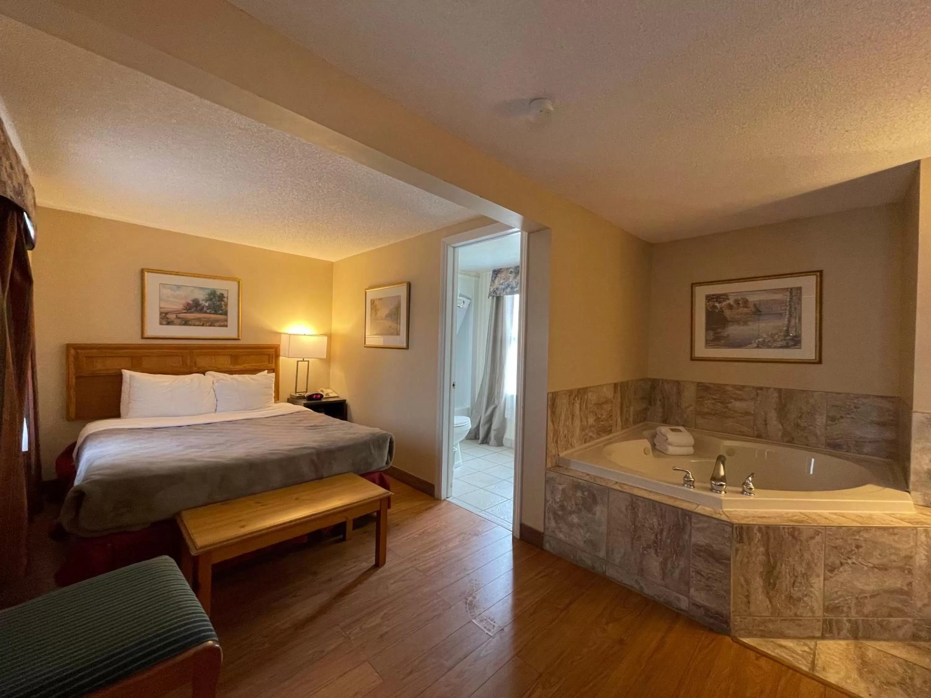 Queen Cottage Suite - Non-Smoking in Super 8 by Wyndham Gananoque - Country Squire Resort