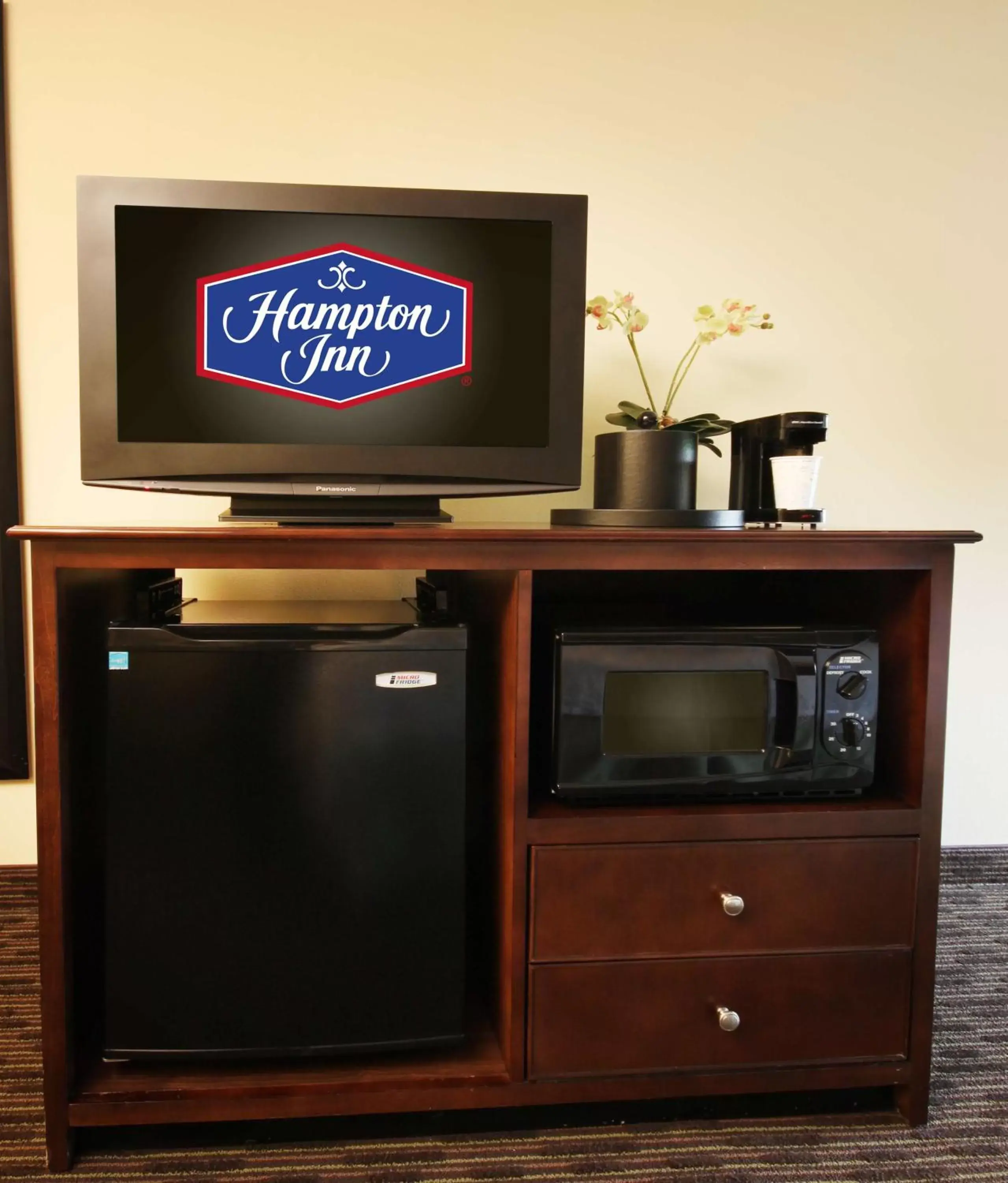 Bed, TV/Entertainment Center in Hampton Inn Indianapolis Northeast/Castleton