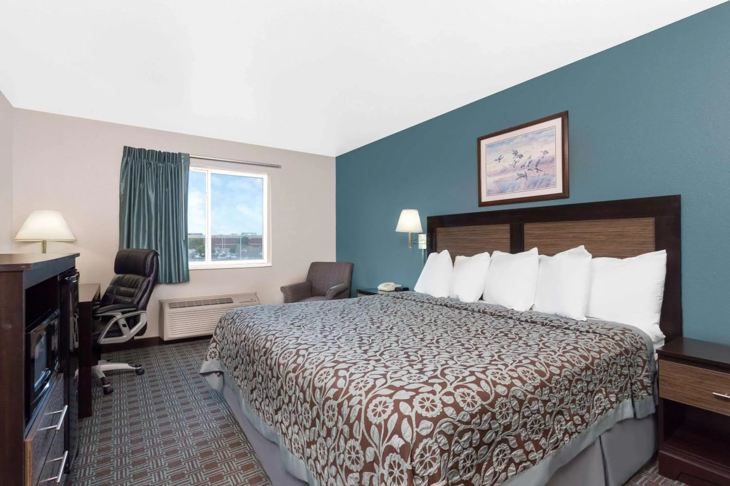 Photo of the whole room, Bed in Days Inn by Wyndham Neenah