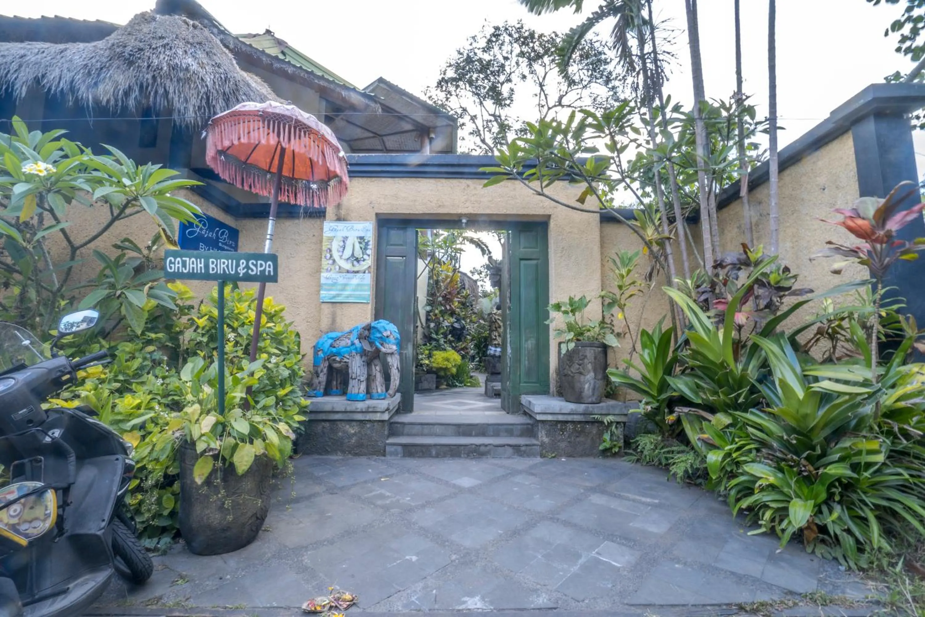 Facade/entrance in Gajah Biru Bungalows