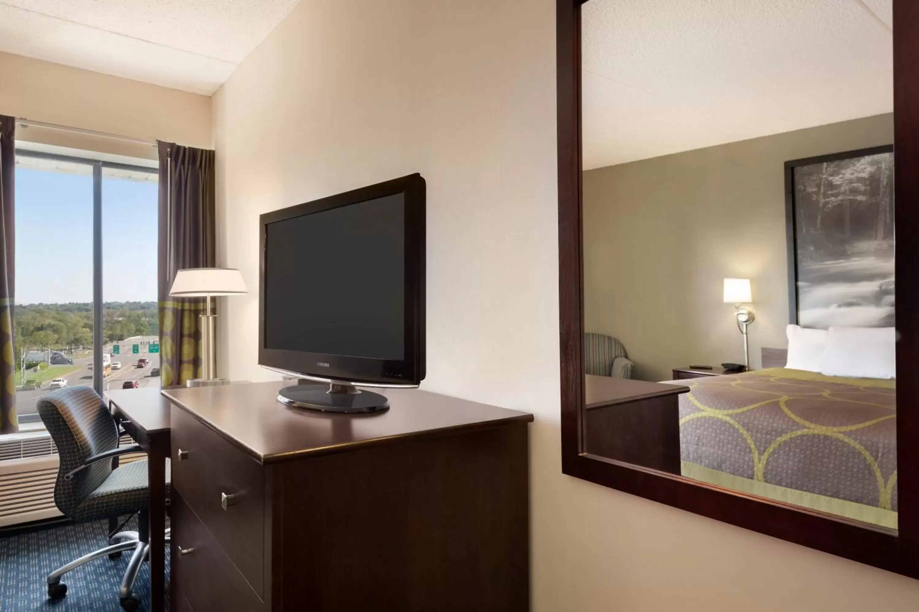 TV and multimedia, TV/Entertainment Center in Super 8 by Wyndham Liverpool/Syracuse North Airport