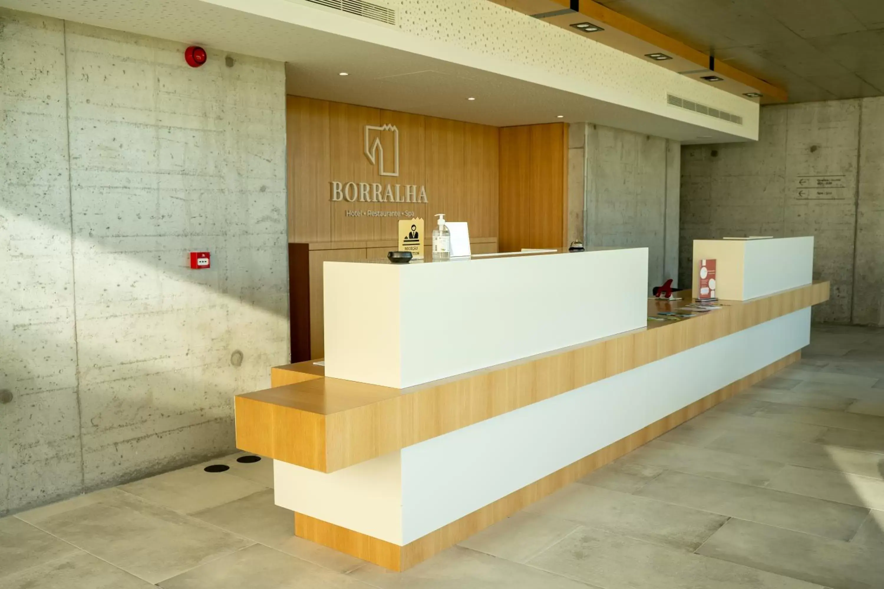 Lobby/Reception in Borralha Hotel, Restaurante & Spa