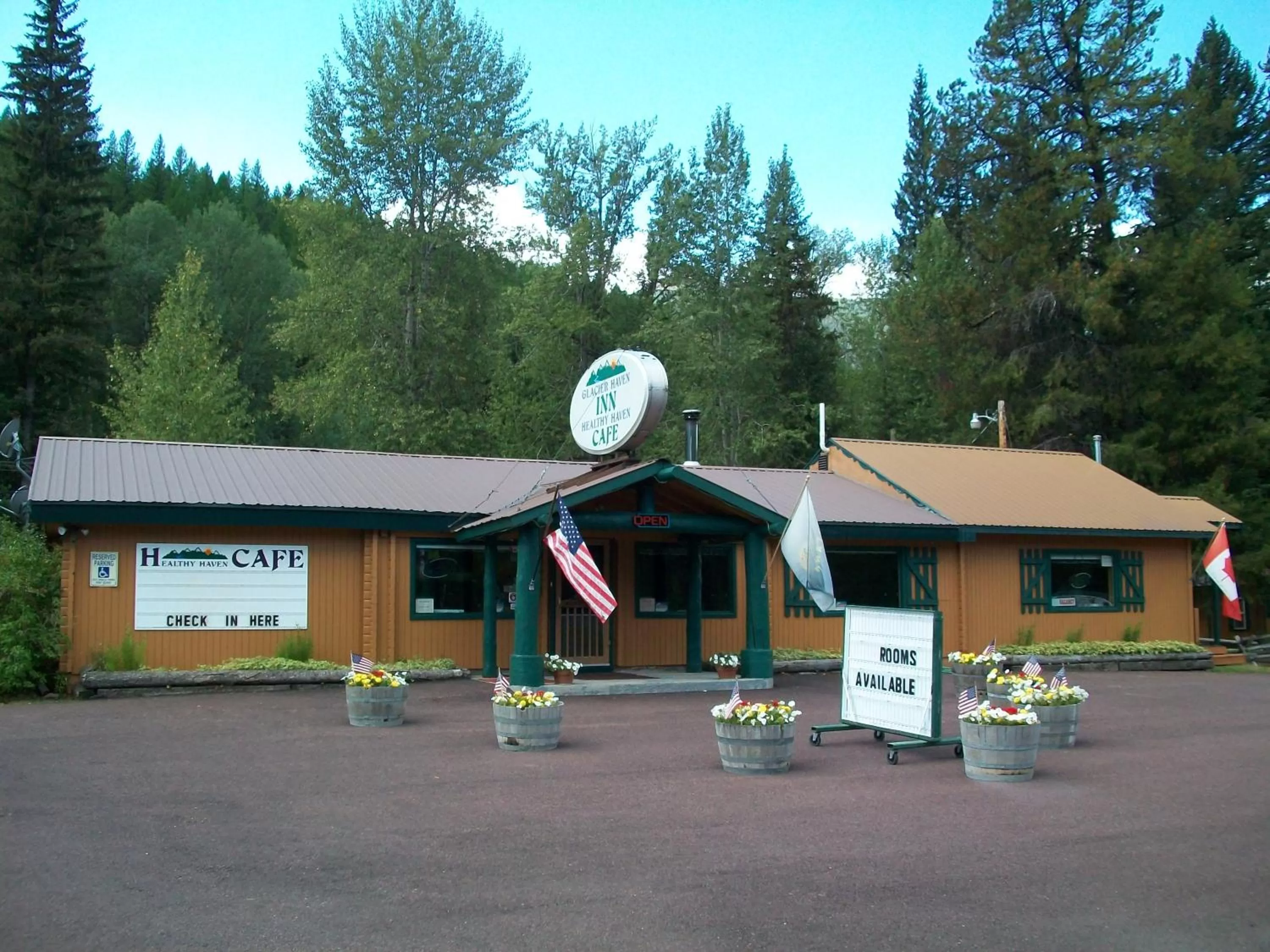 Restaurant/places to eat, Property Building in Glacier Haven Inn