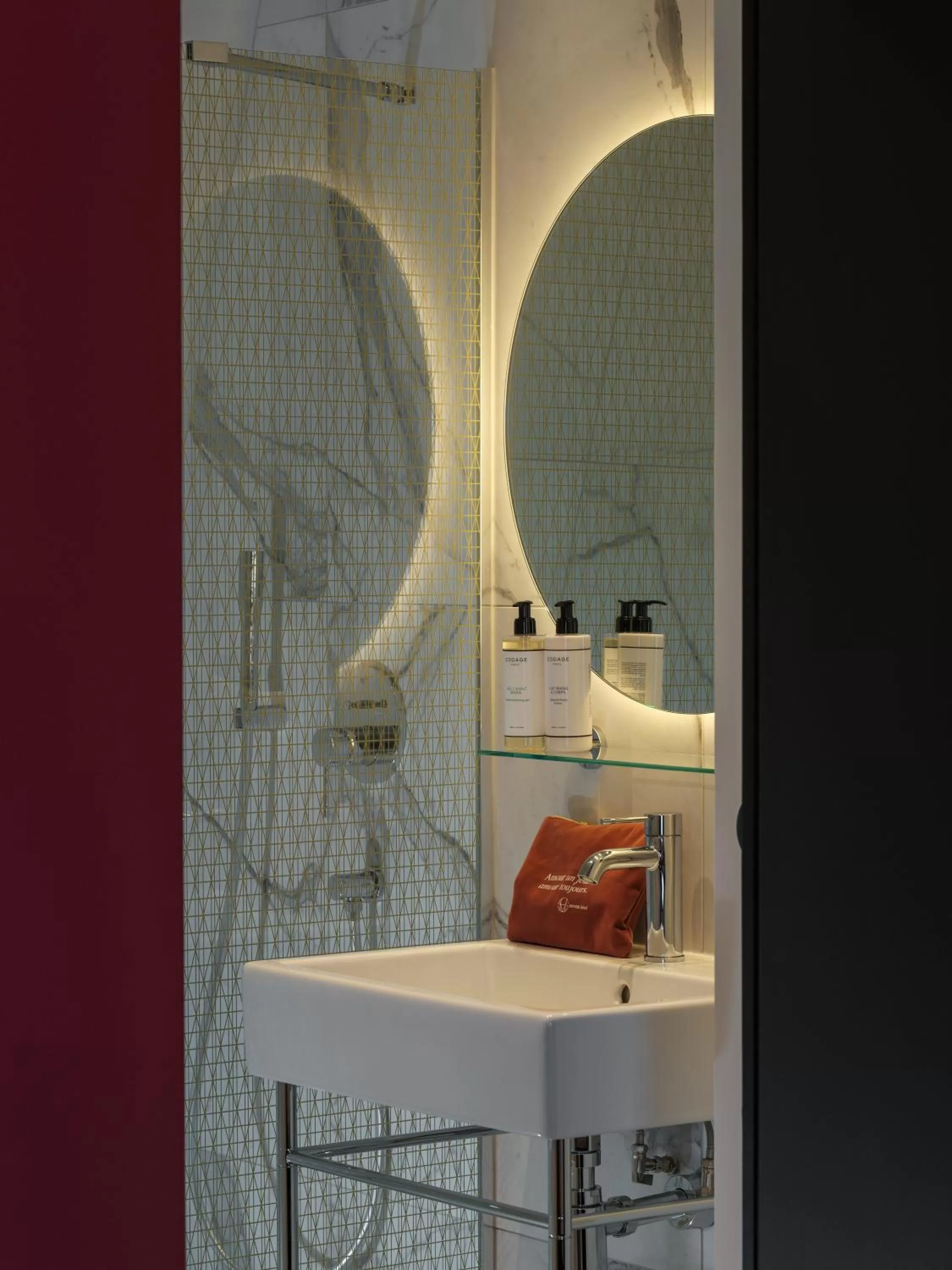 Shower in Seven Hotel Paris