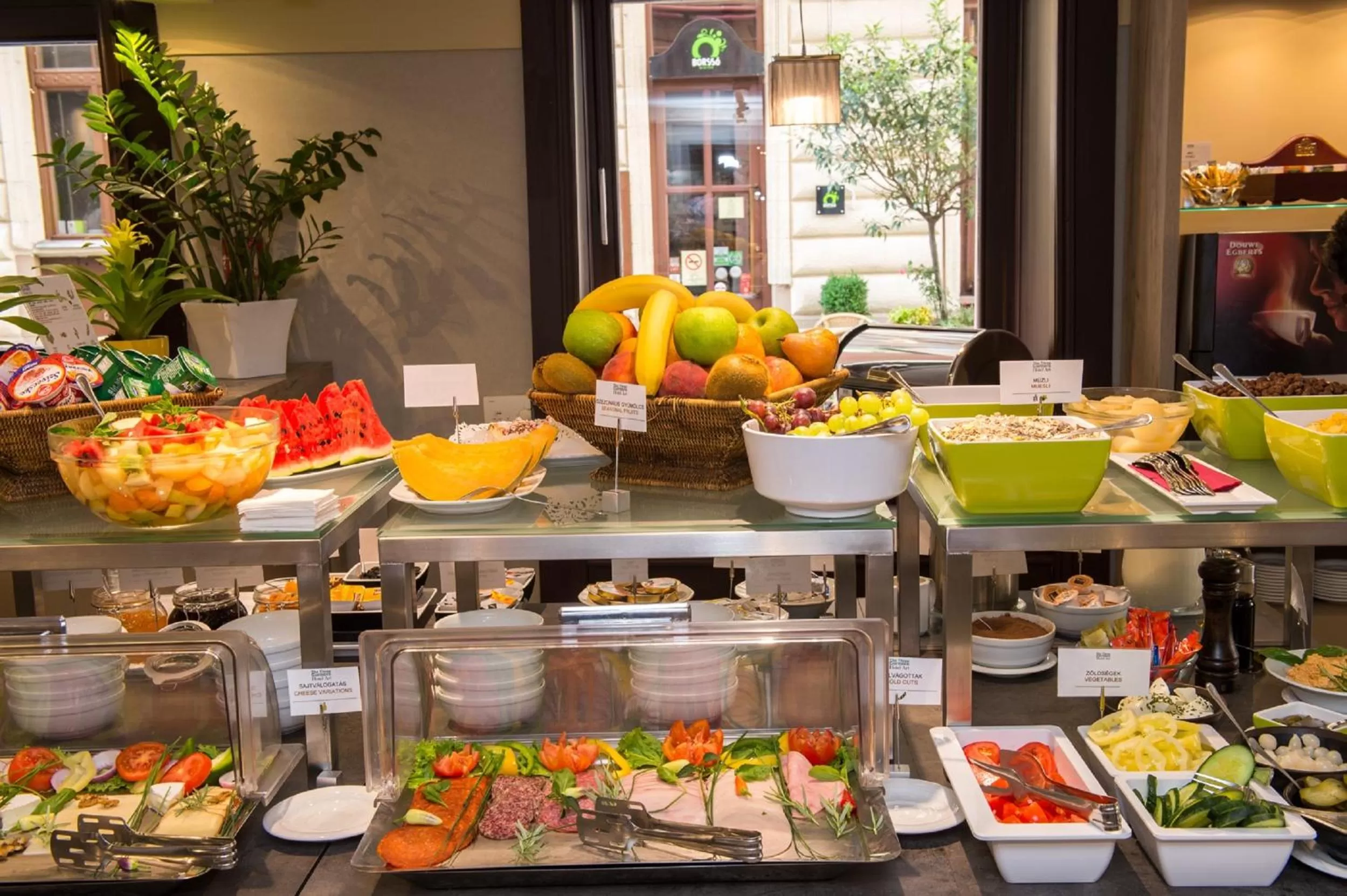 Restaurant/places to eat in Three Corners Hotel Art