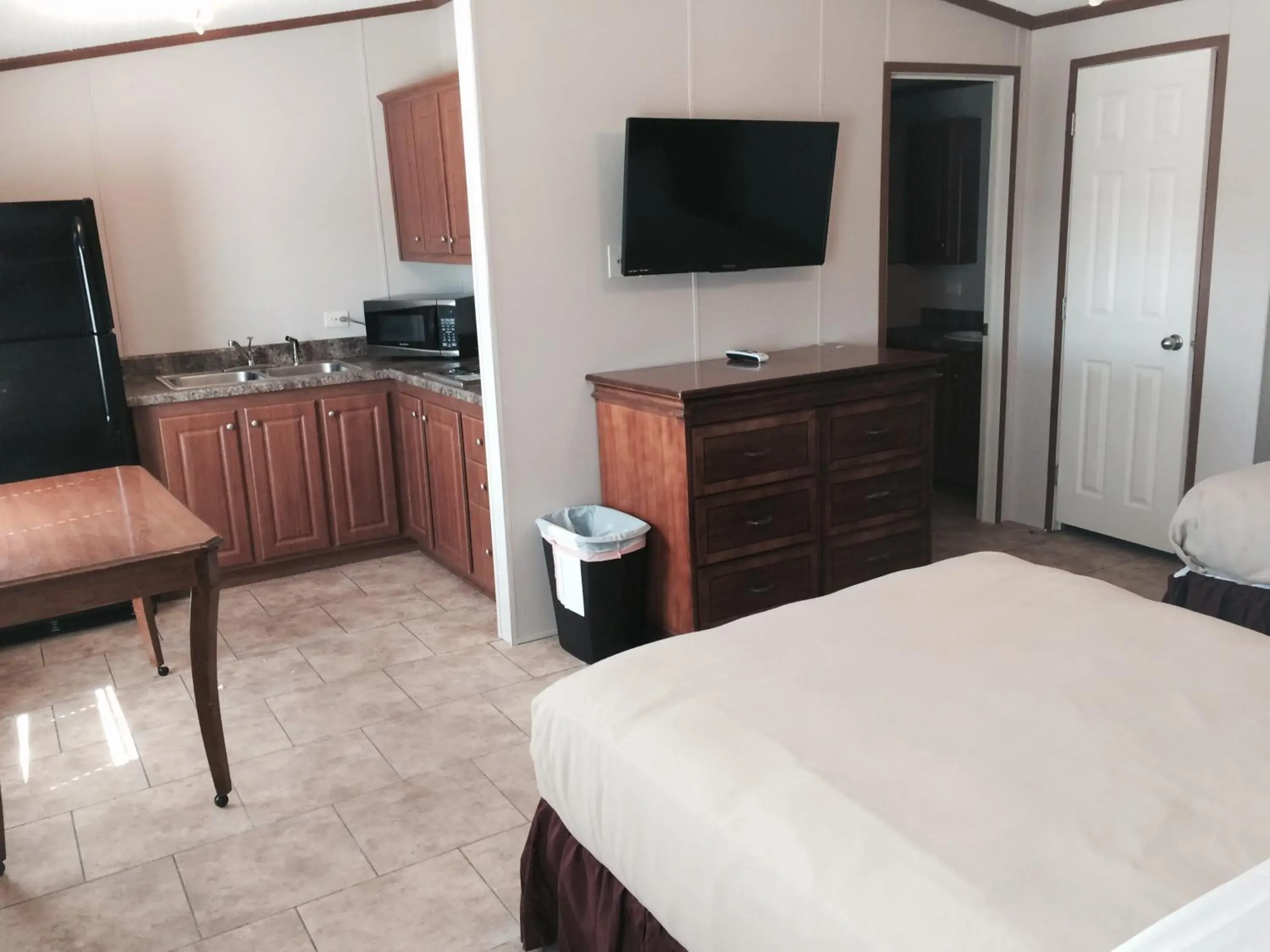 Kitchen or kitchenette, TV/Entertainment Center in Oasis Lodge