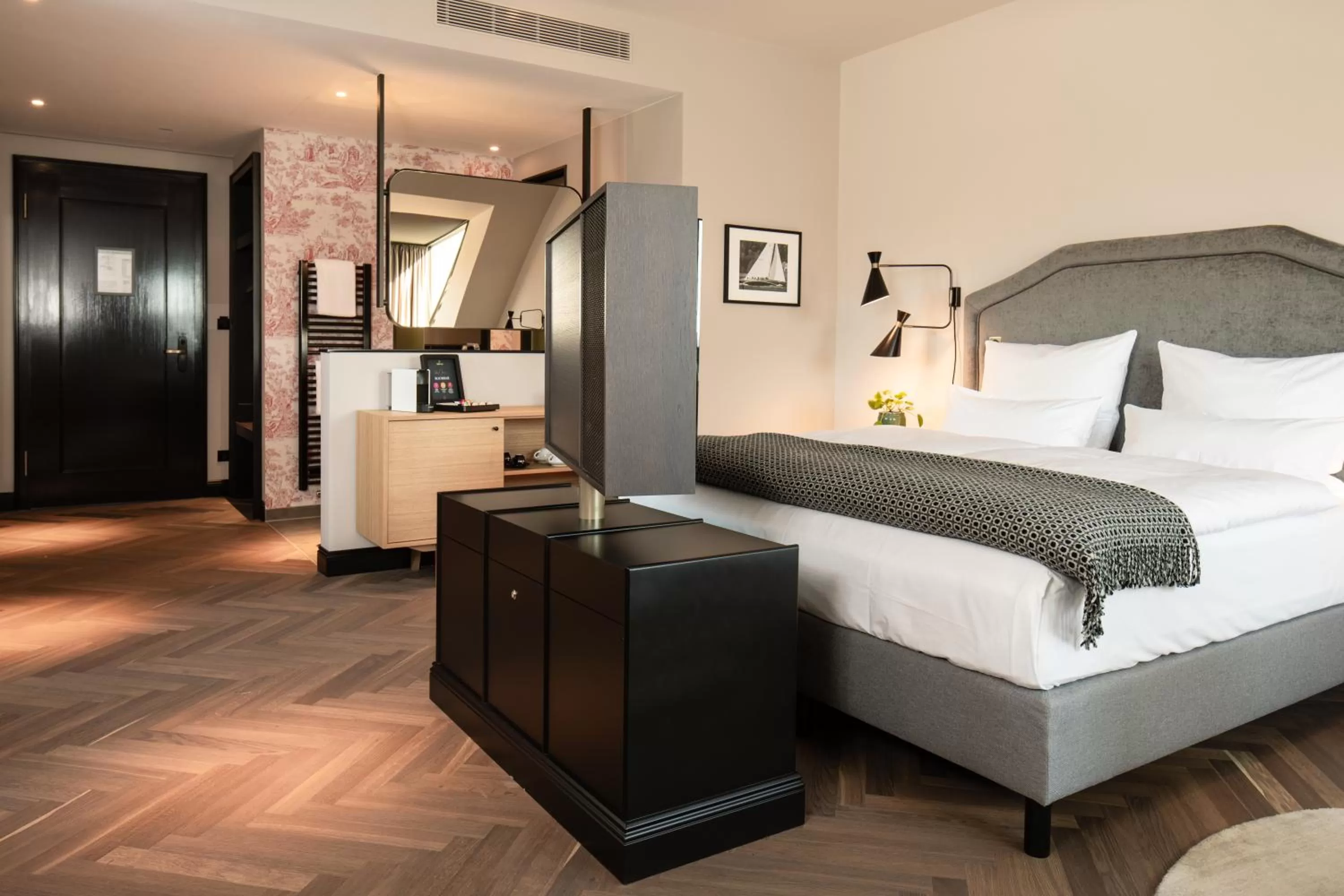 Photo of the whole room, Bed in Das James