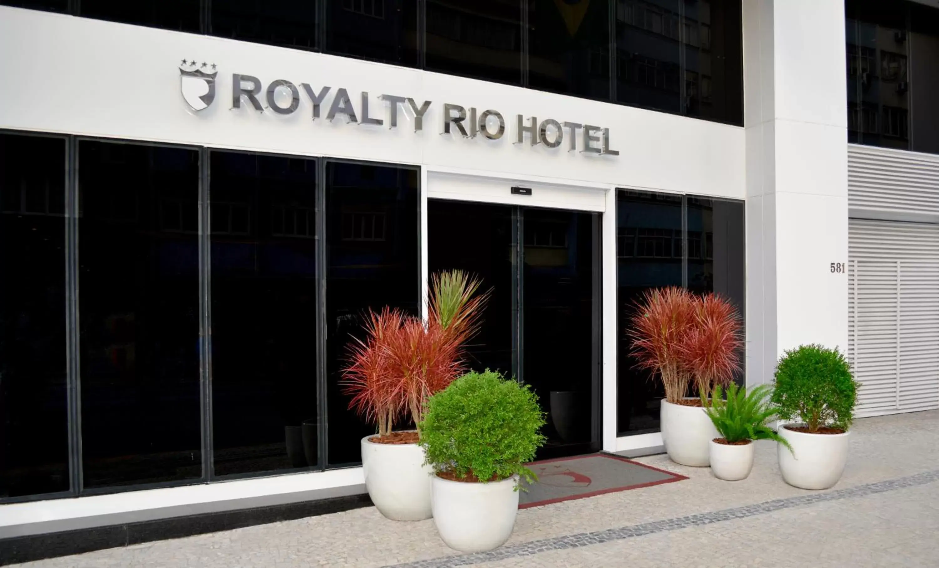 Facade/entrance in Royalty Rio Hotel