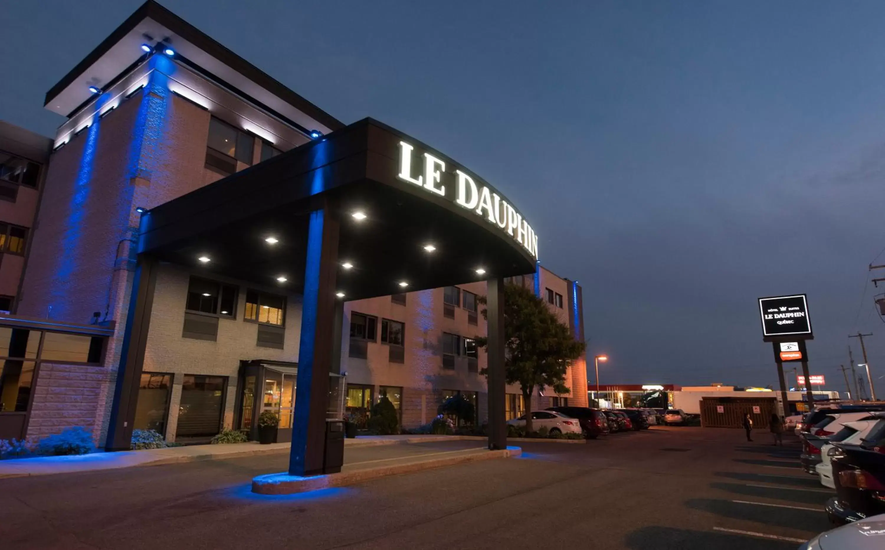 Facade/entrance in Hôtel & Suites Le Dauphin Québec