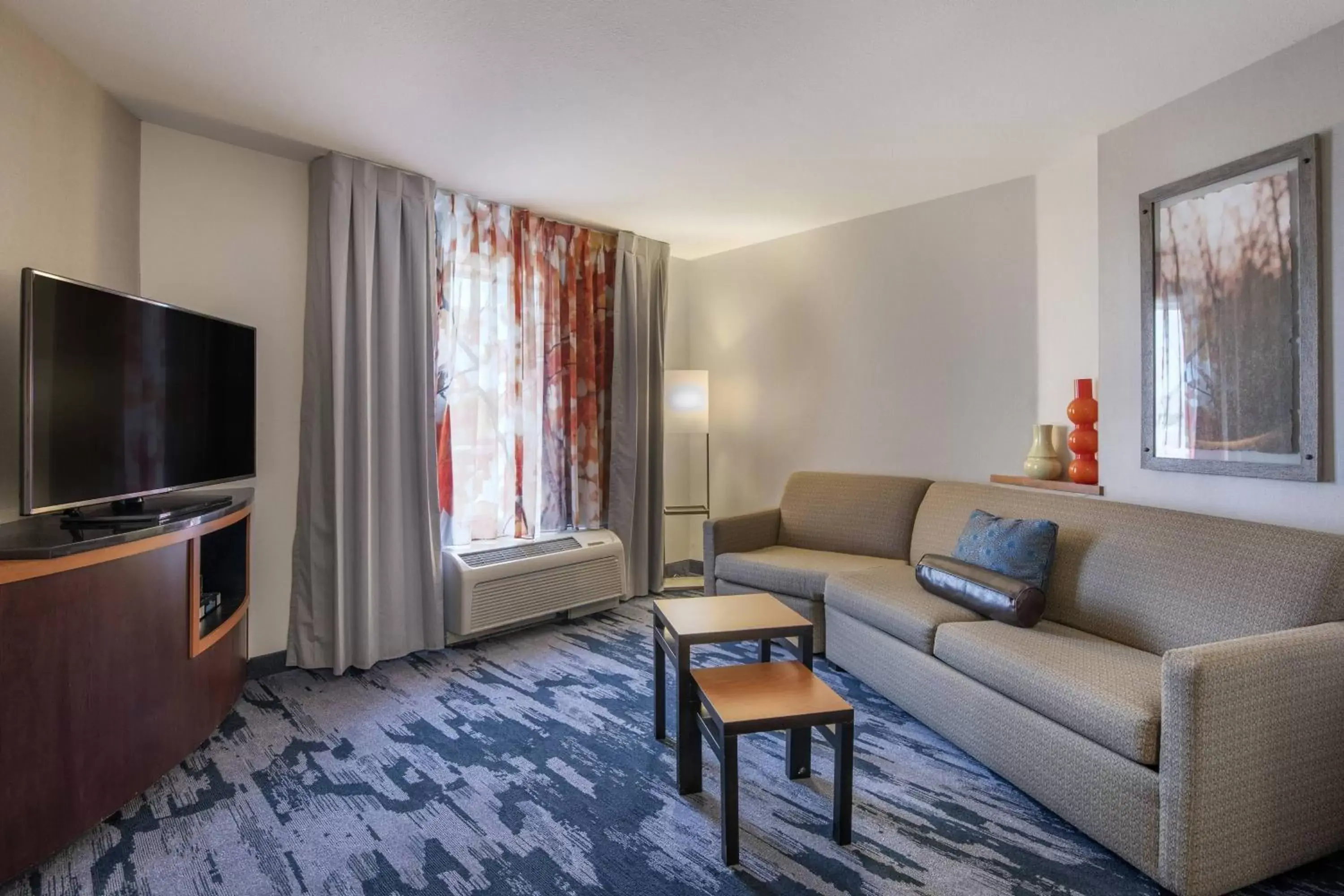 Living room, TV/Entertainment Center in Fairfield Inn & Suites by Marriott Texarkana