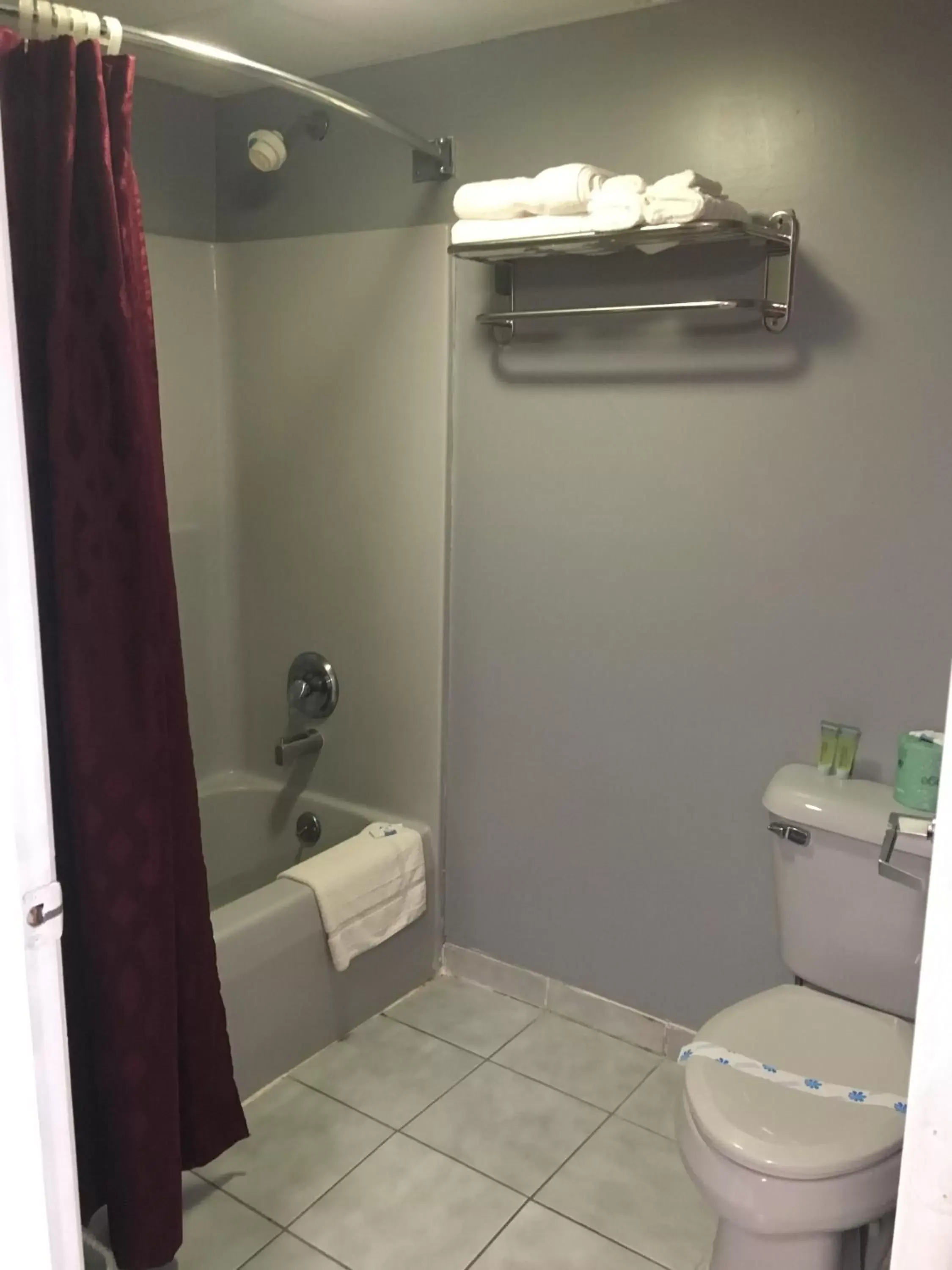 Shower, Bathroom in Journeys End Motel