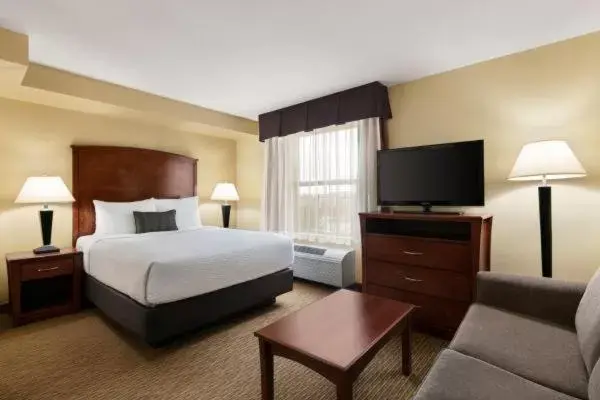 Photo of the whole room, Bed in Days Inn & Suites by Wyndham Sherwood Park Edmonton