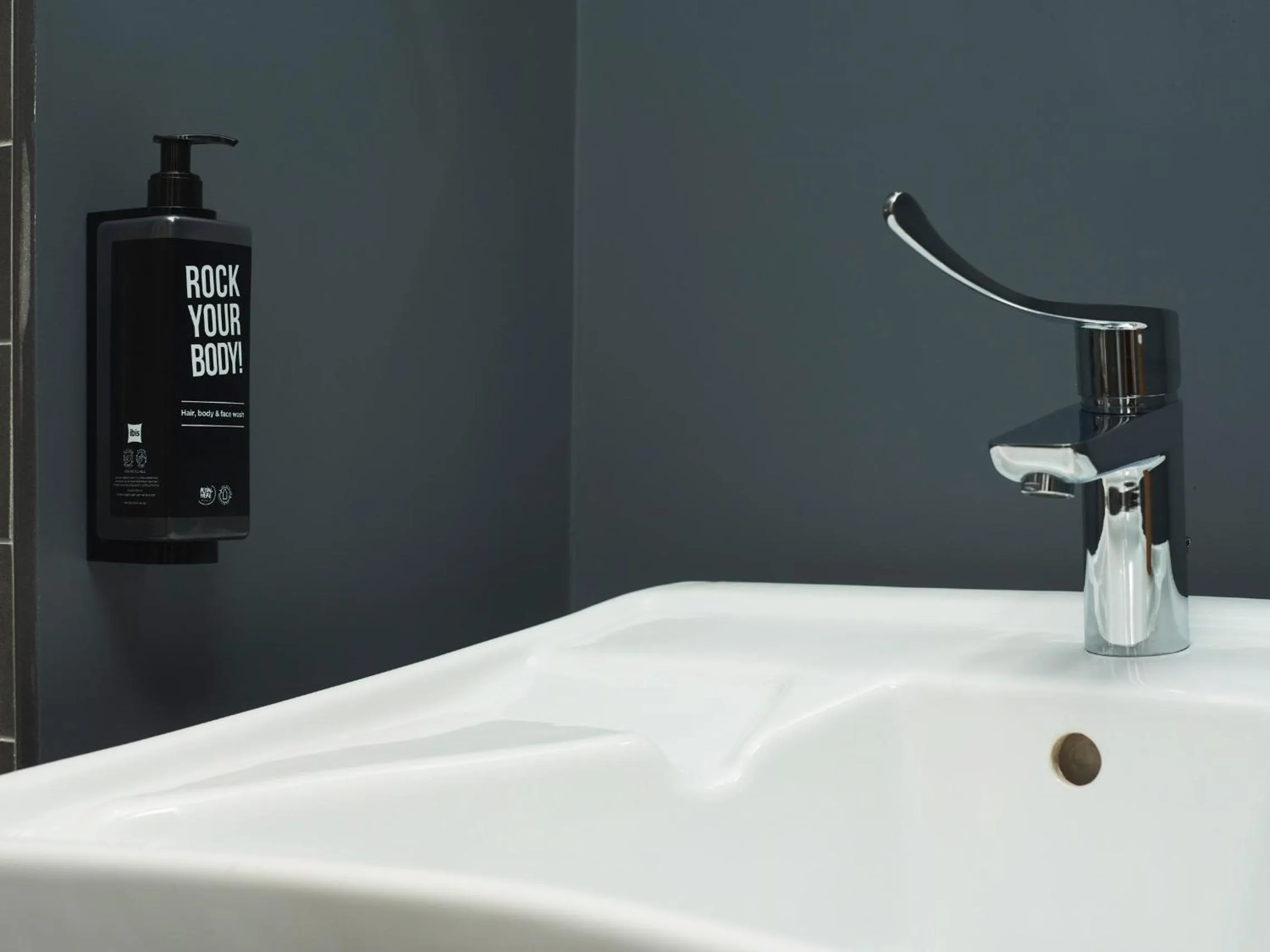 Bathroom in Ibis Madrid Aeropuerto Barajas