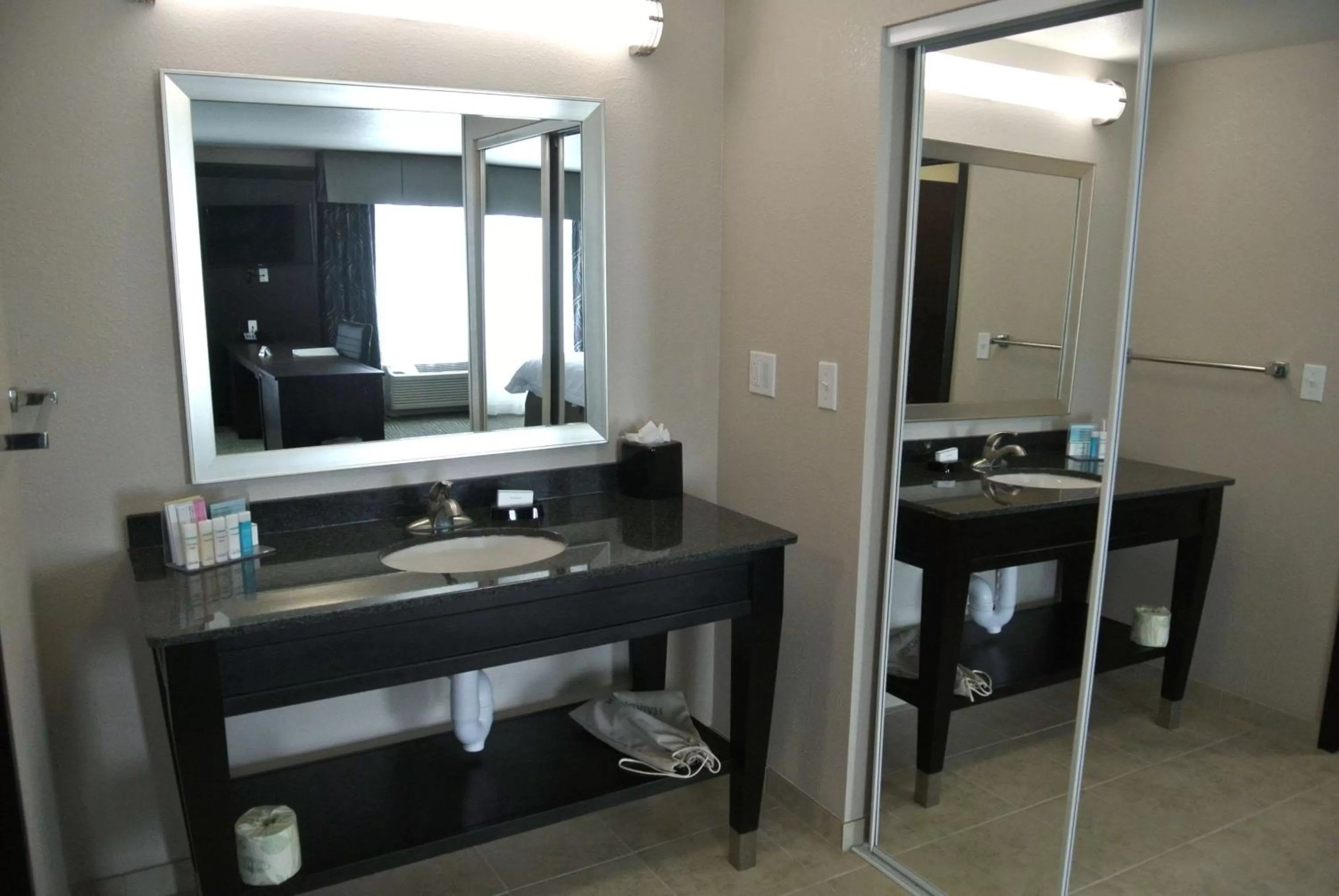 Bathroom in Hampton Inn Carrizo Springs