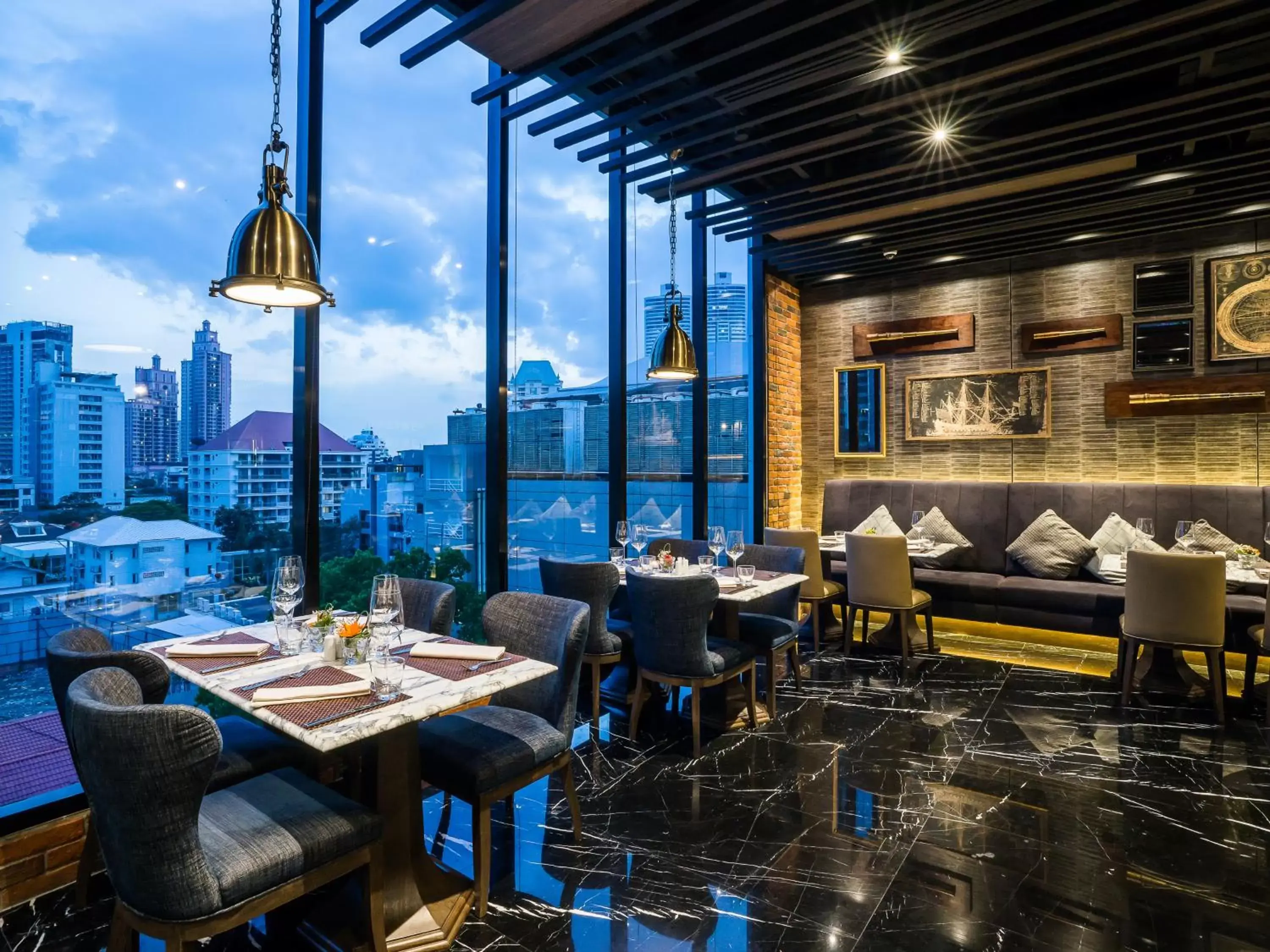 Restaurant/Places to Eat in SKYVIEW Hotel Bangkok - Em District