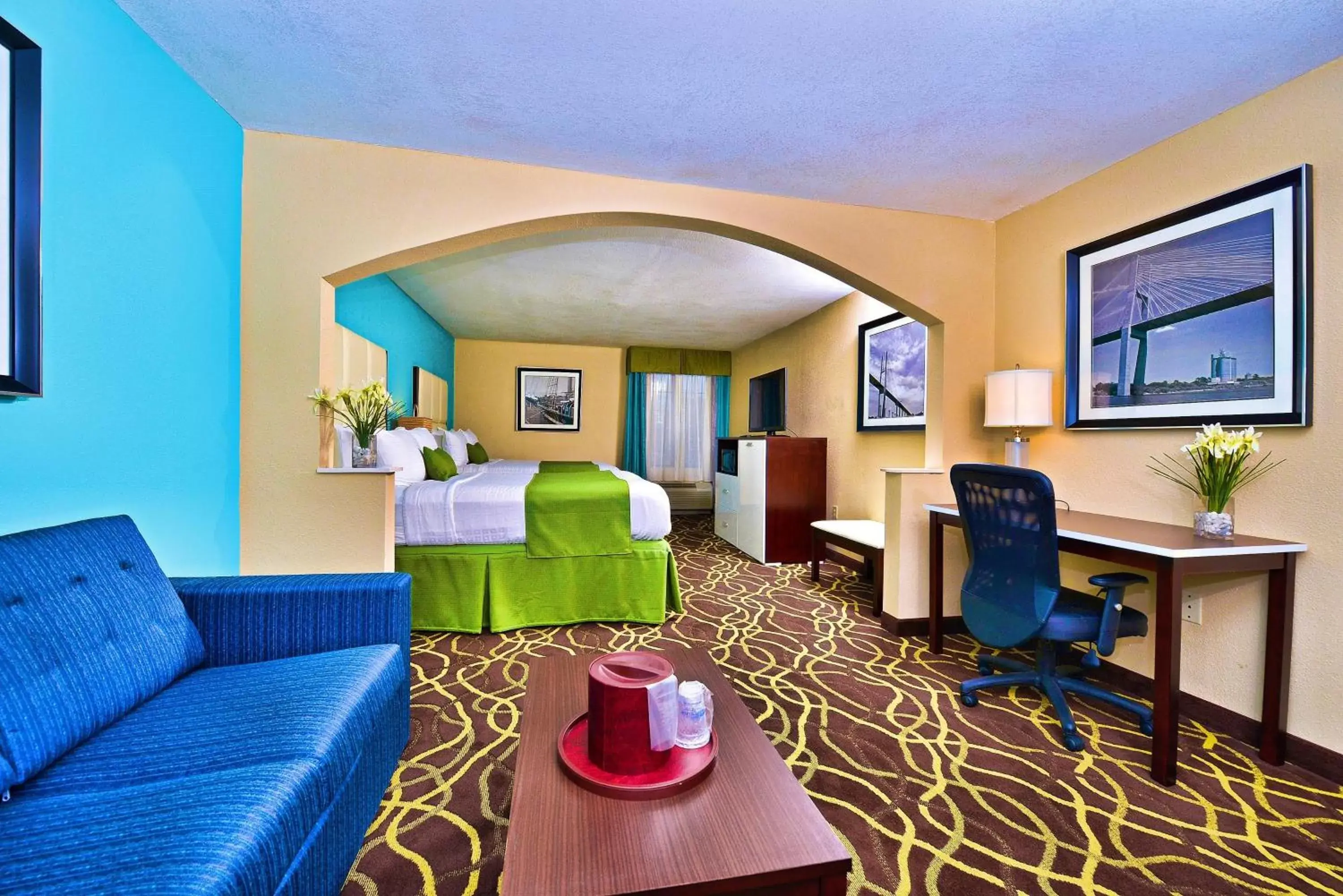 Photo of the whole room, Seating Area in Best Western Plus Savannah Airport Inn and Suites