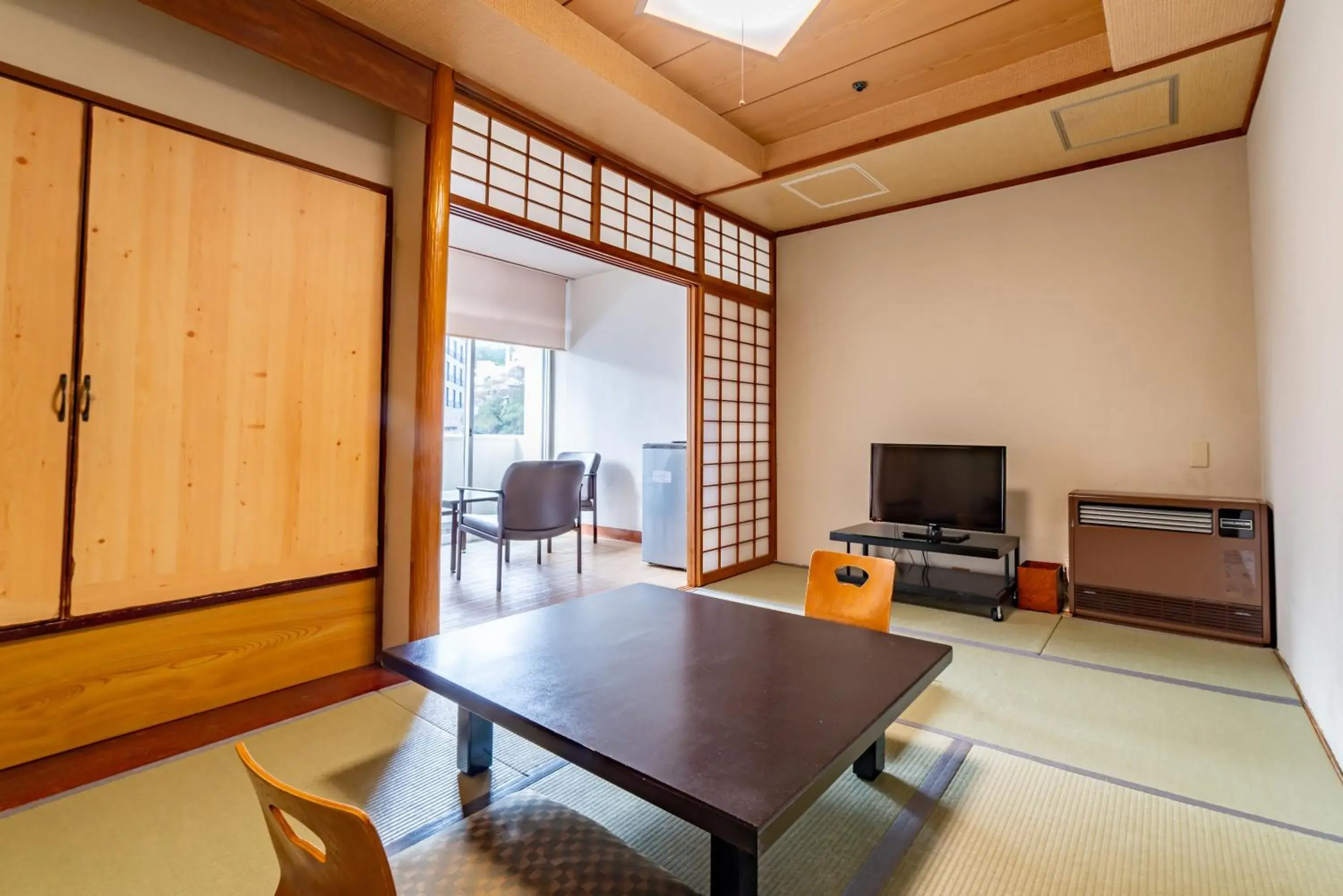 Photo of the whole room, Table Tennis in Kusatsu Onsen Daitokan