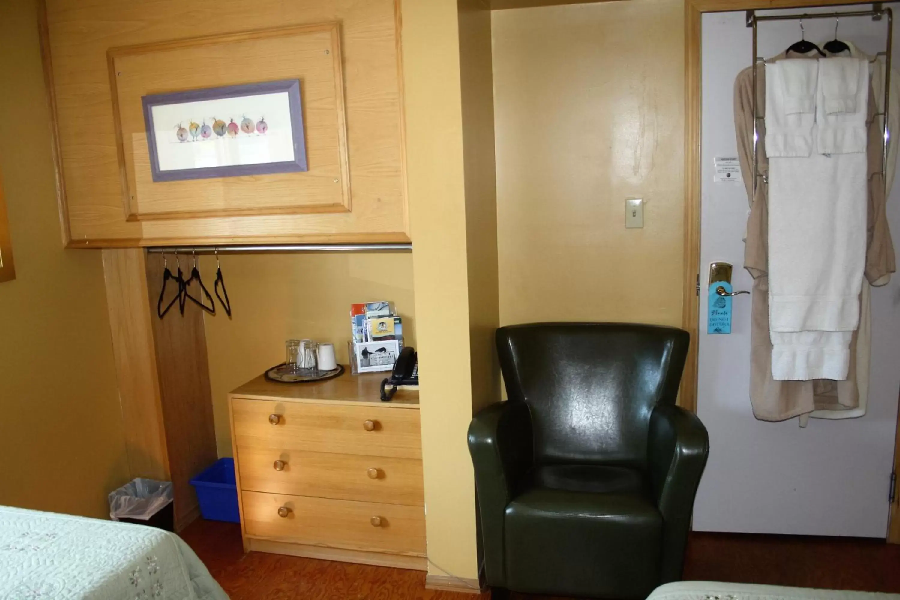 Seating area, TV/Entertainment Center in Aurora Bayside Inn