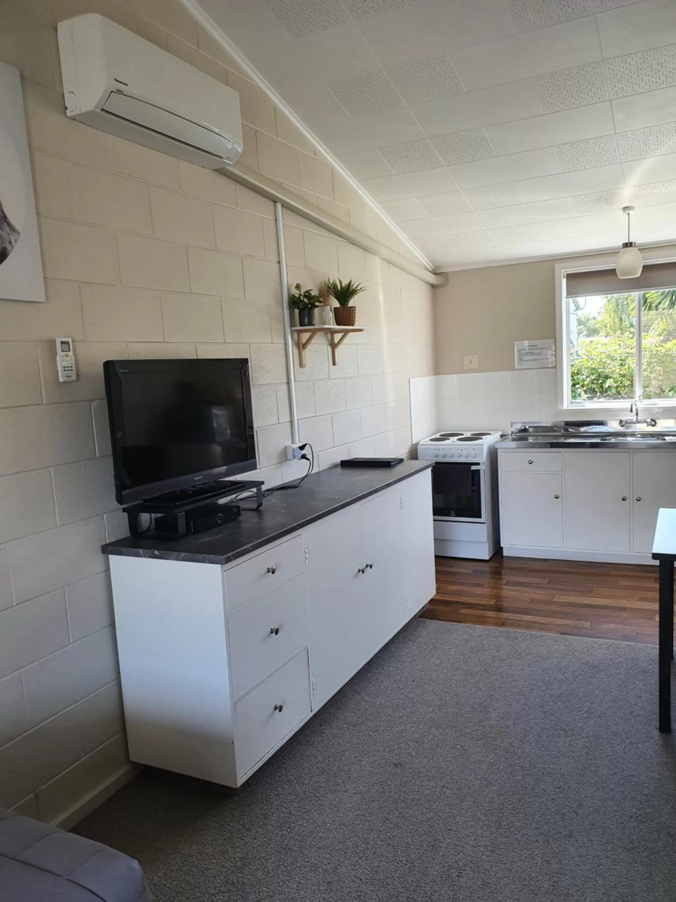 TV and multimedia in Gardner Court Motel