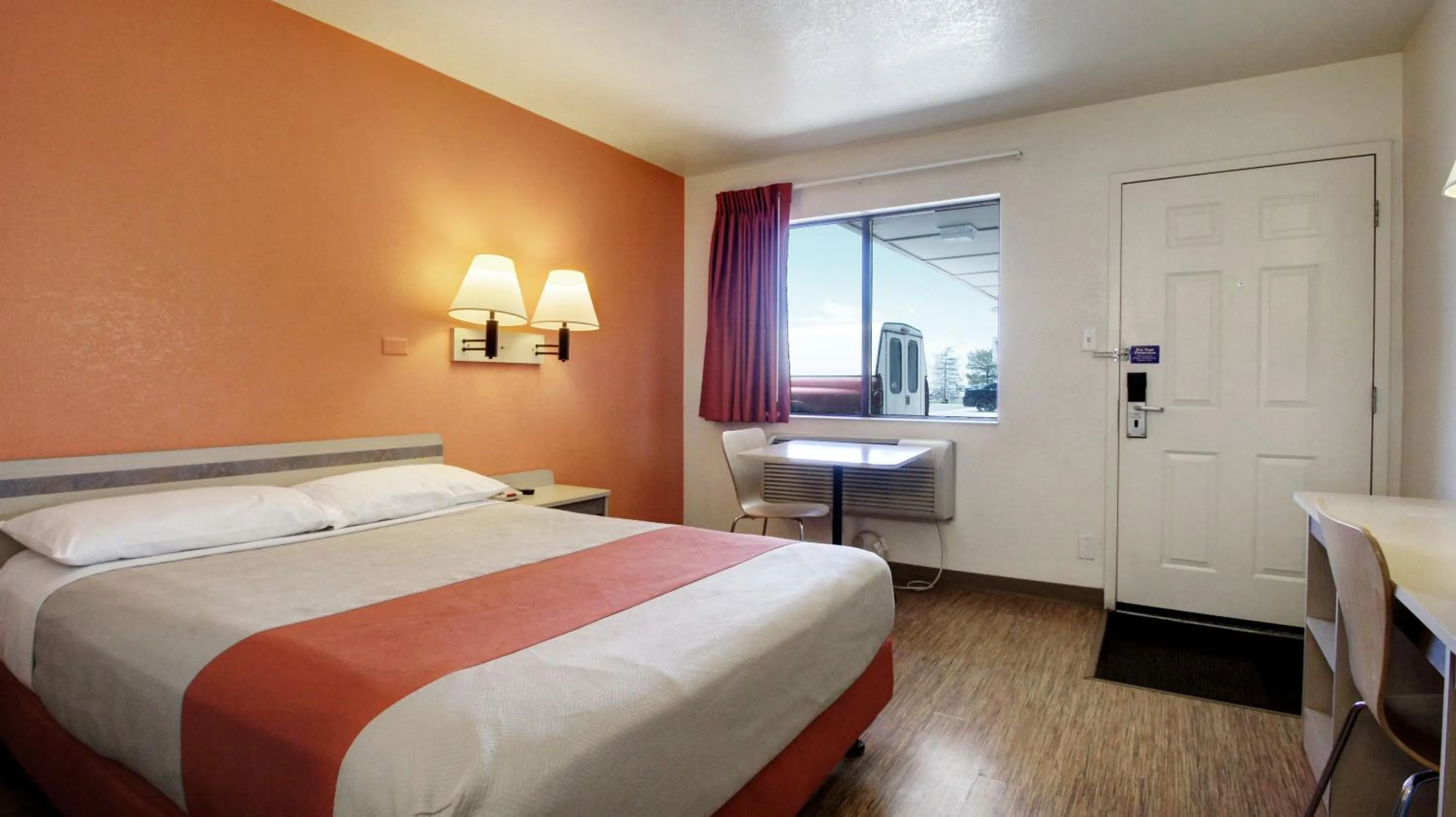 Bedroom, Bed in Motel 6-Woods Cross, UT - Salt Lake City - North