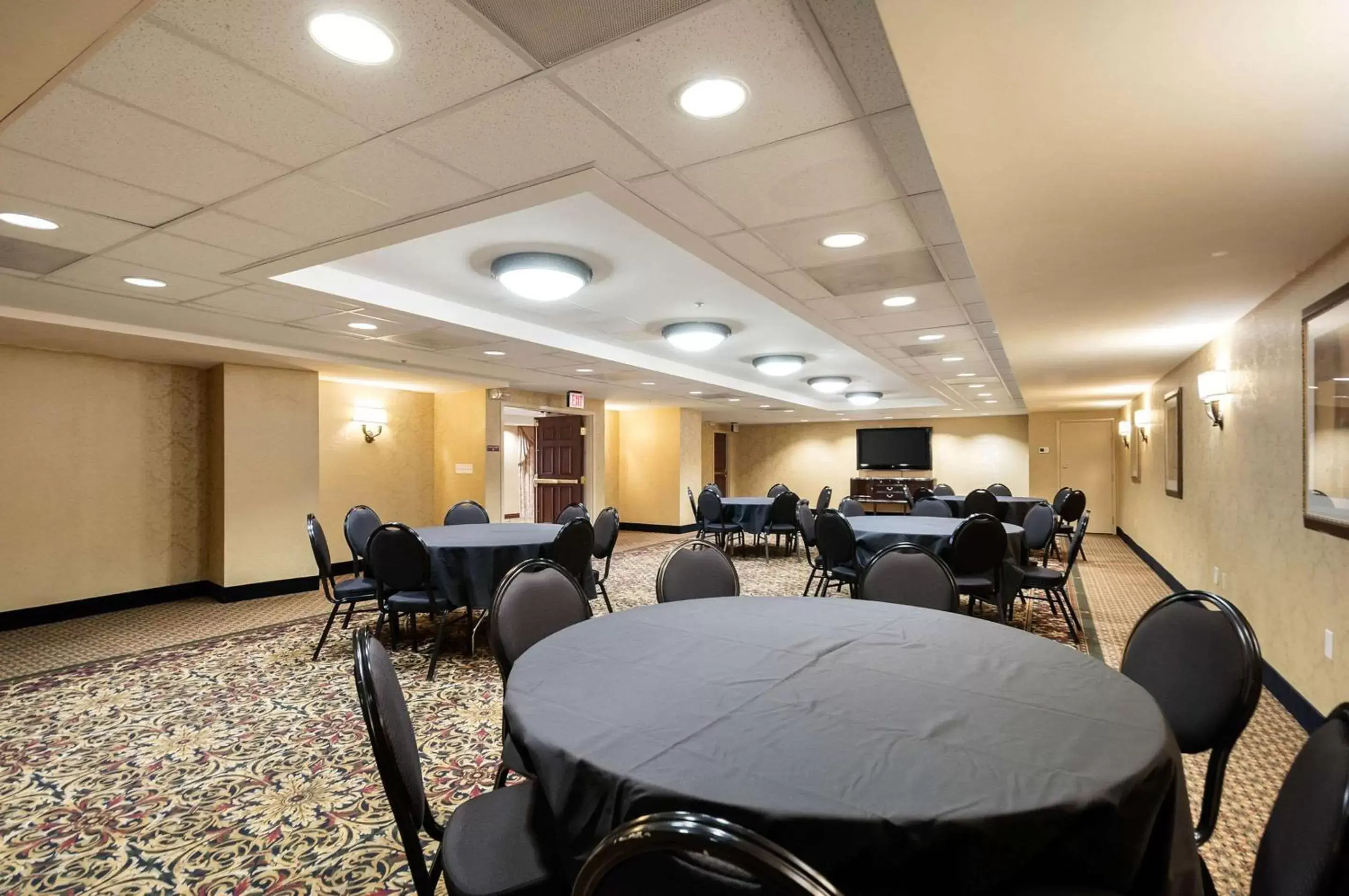 On site, Banquet Facilities in Clarion Collection Hotel Arlington Court Suites