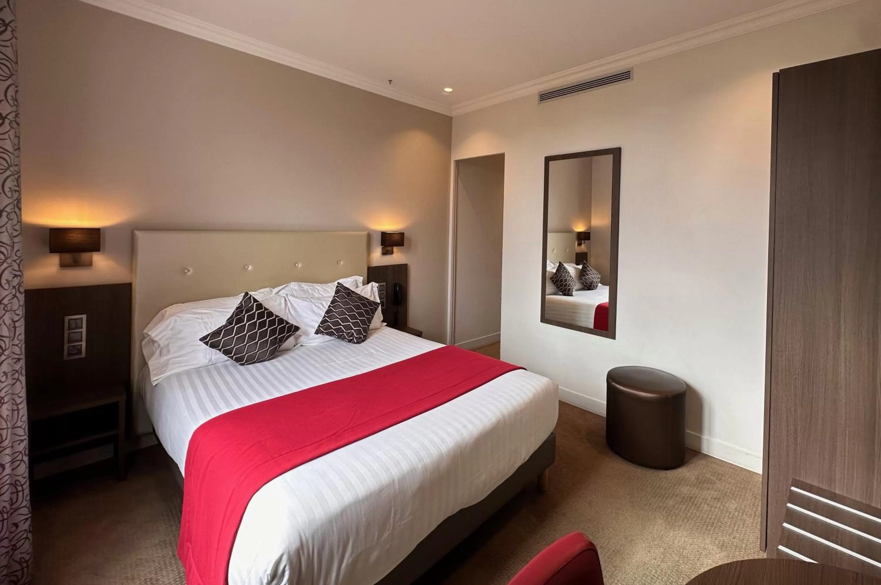 Bed in Hôtel Du Midi Paris Montparnasse