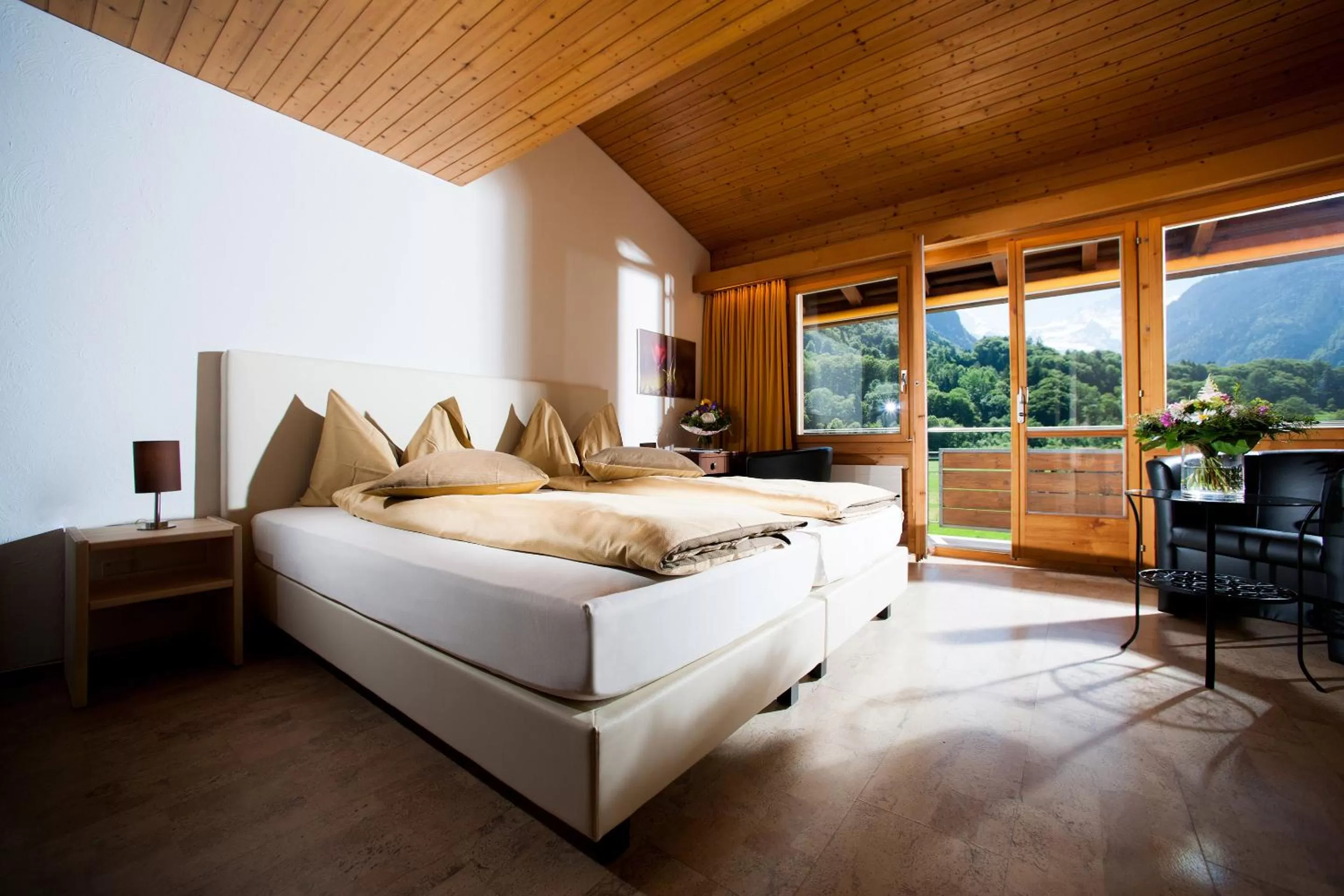 Bedroom, Bed in Jungfrau Hotel