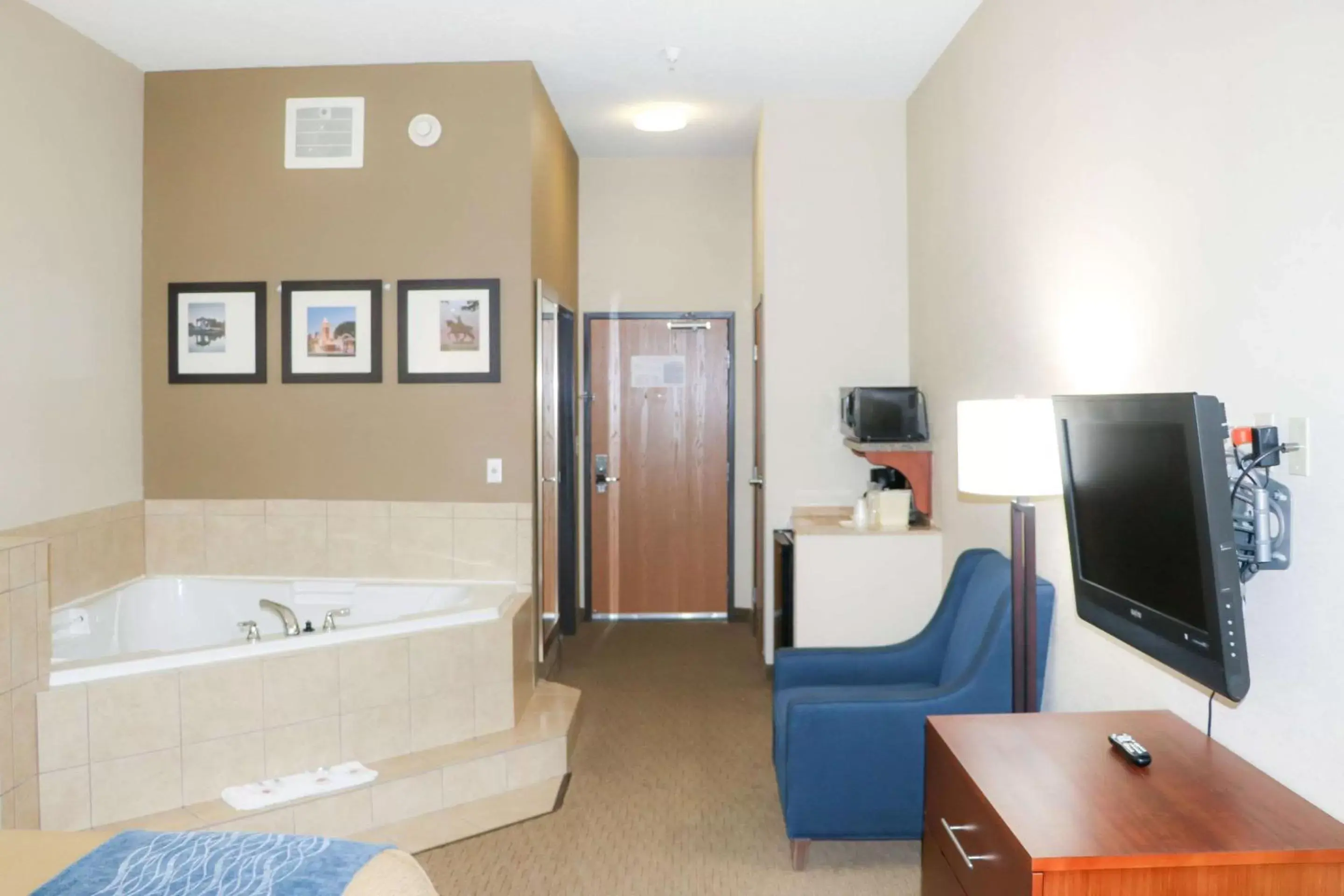 Photo of the whole room in Comfort Inn & Suites Sikeston I-55