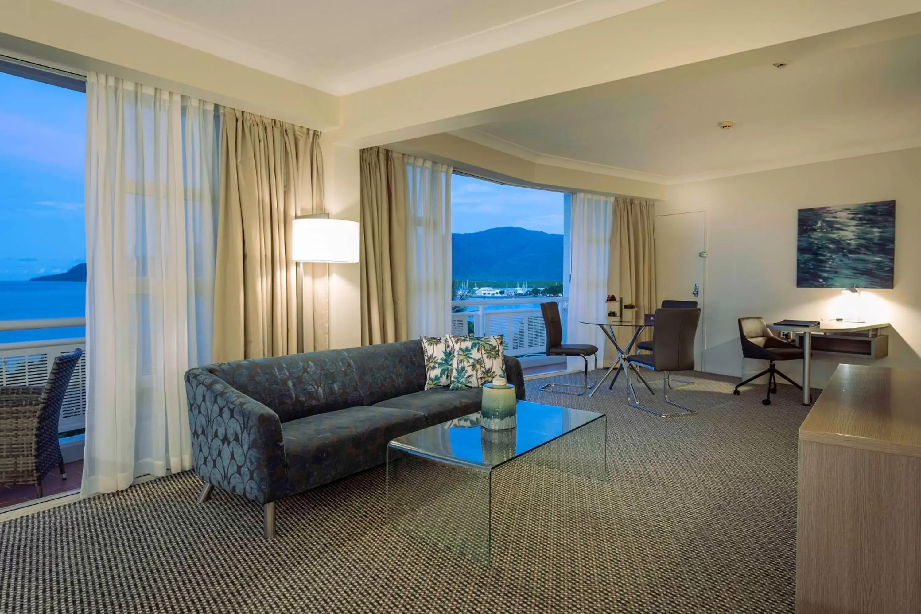 Living room, Seating Area in DoubleTree by Hilton Cairns