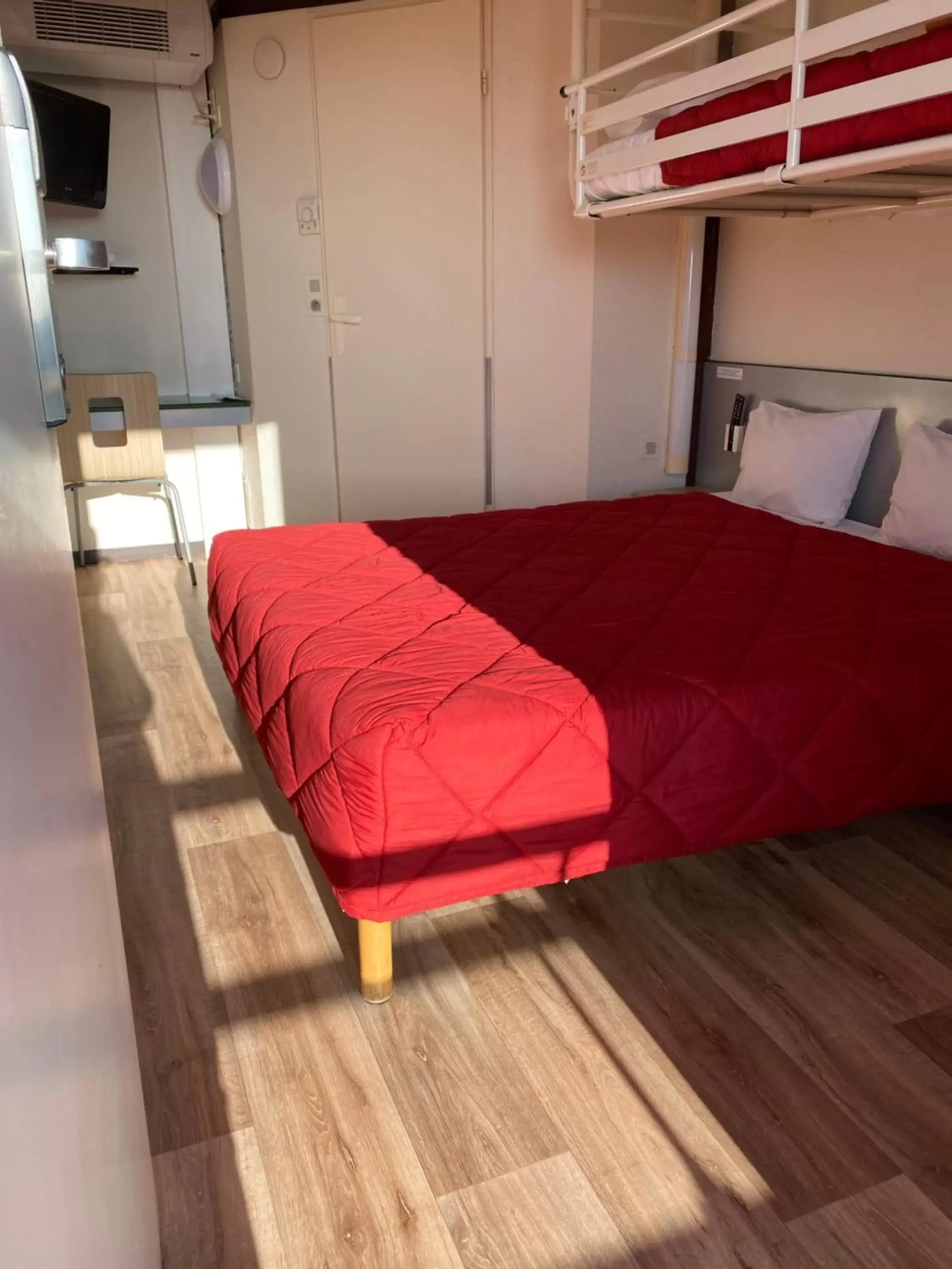 Bedroom, Bed in Premiere Classe La Rochelle Sud - Angoulins