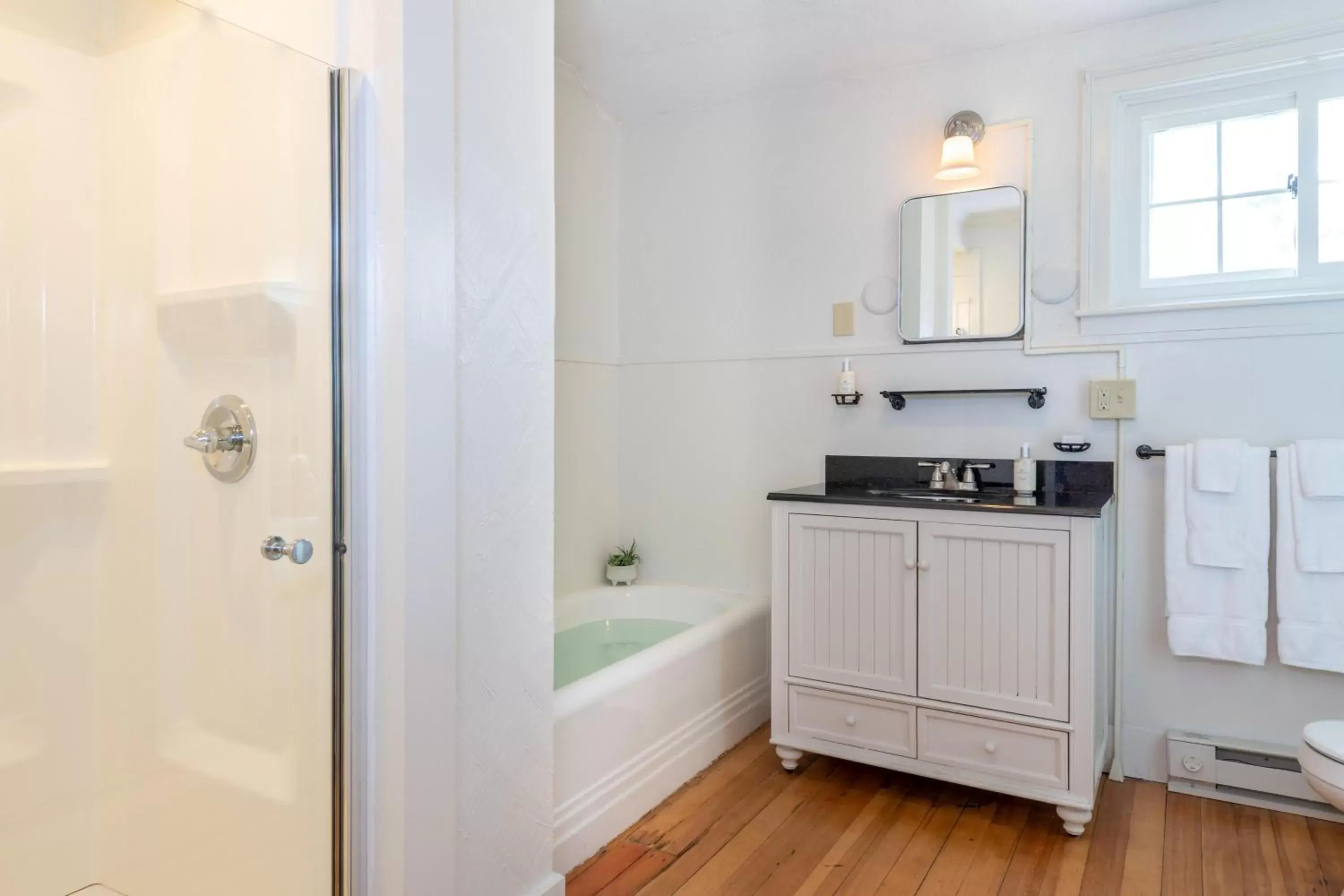 Bathroom, Kitchen/Kitchenette in The Wentworth