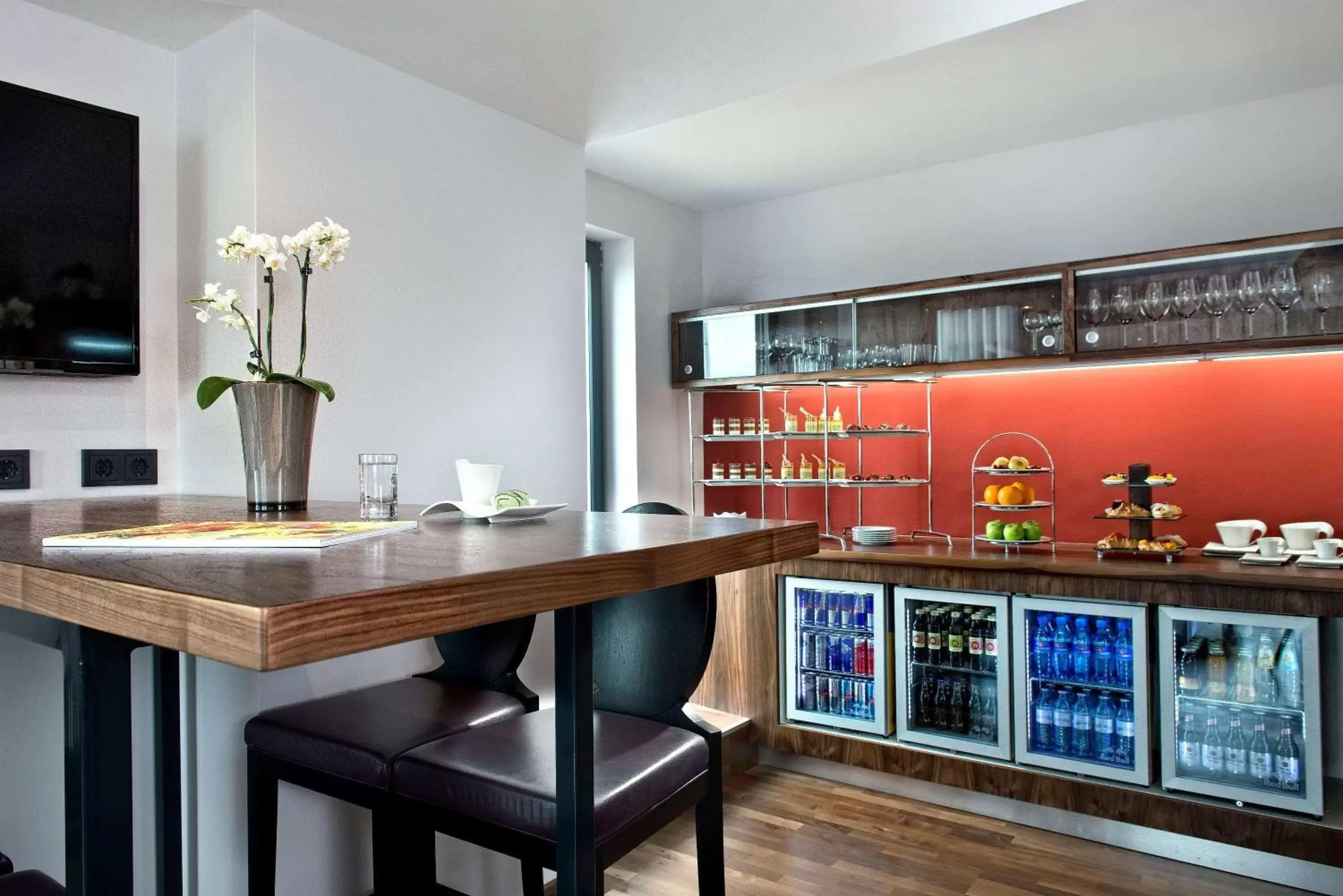 Lounge or bar, Kitchen/Kitchenette in Wyndham Grand Salzburg Conference Centre