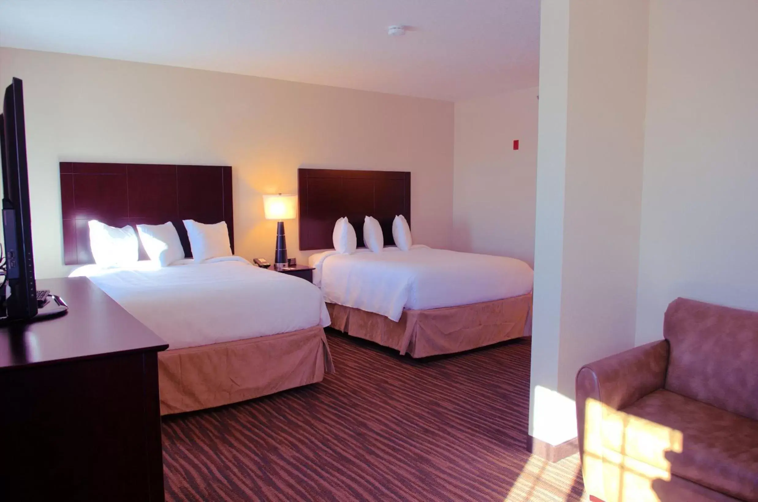 Bed in Cobblestone Inn & Suites - Holstein