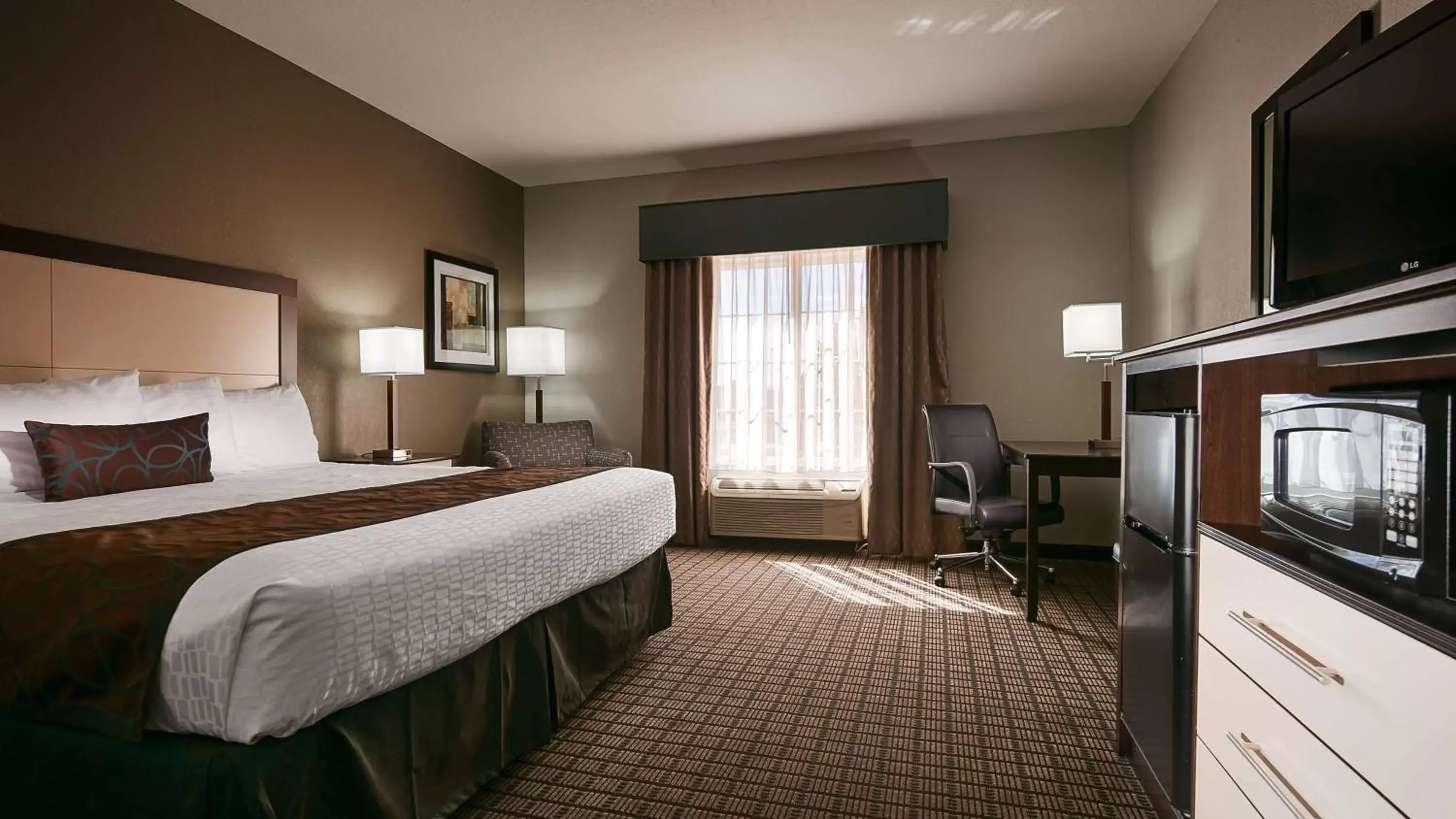 King Room with Roll-In Shower - Disability Access in Best Western Plus - Magee Inn & Suites