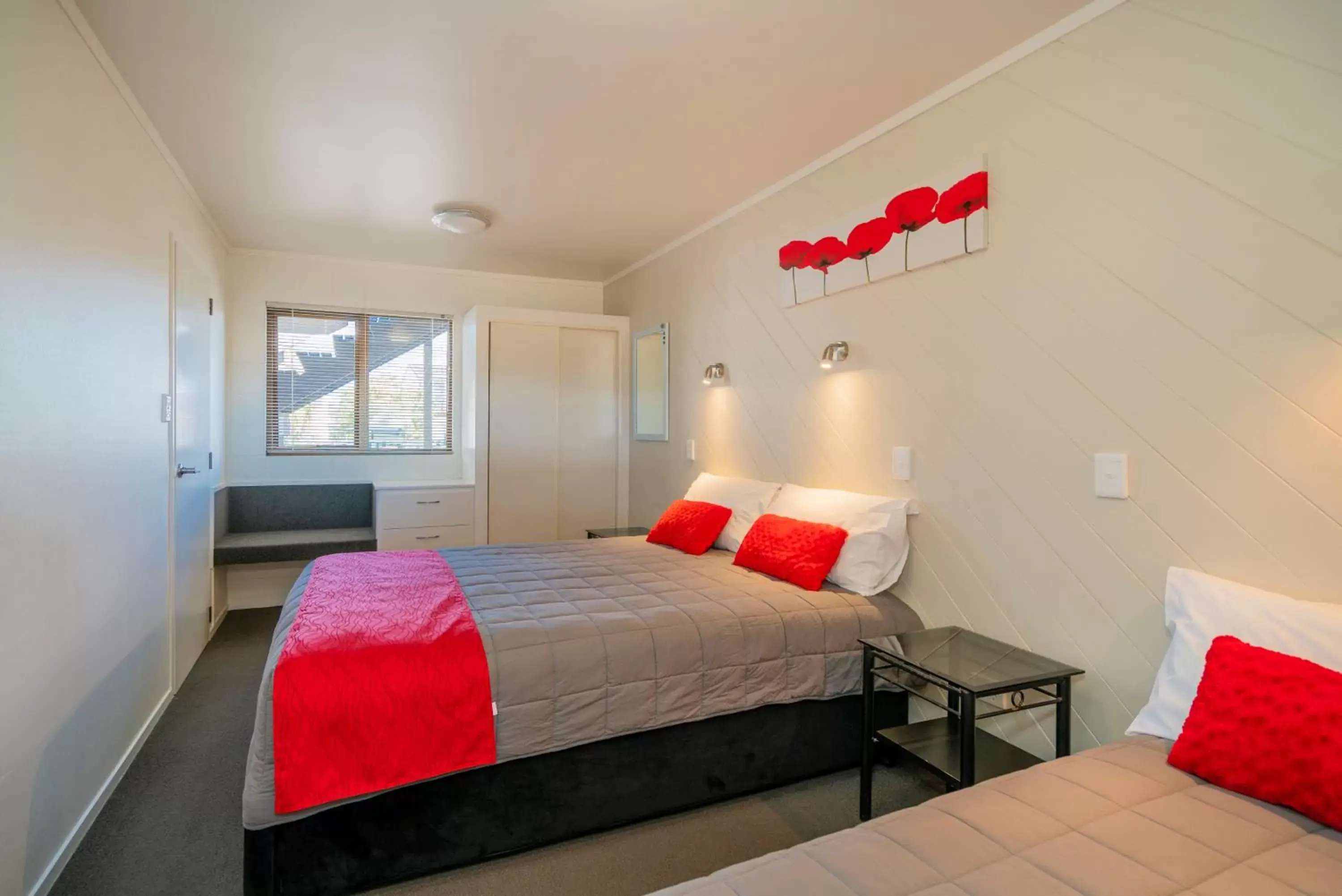 Bedroom, Bed in The Oceanside Motel