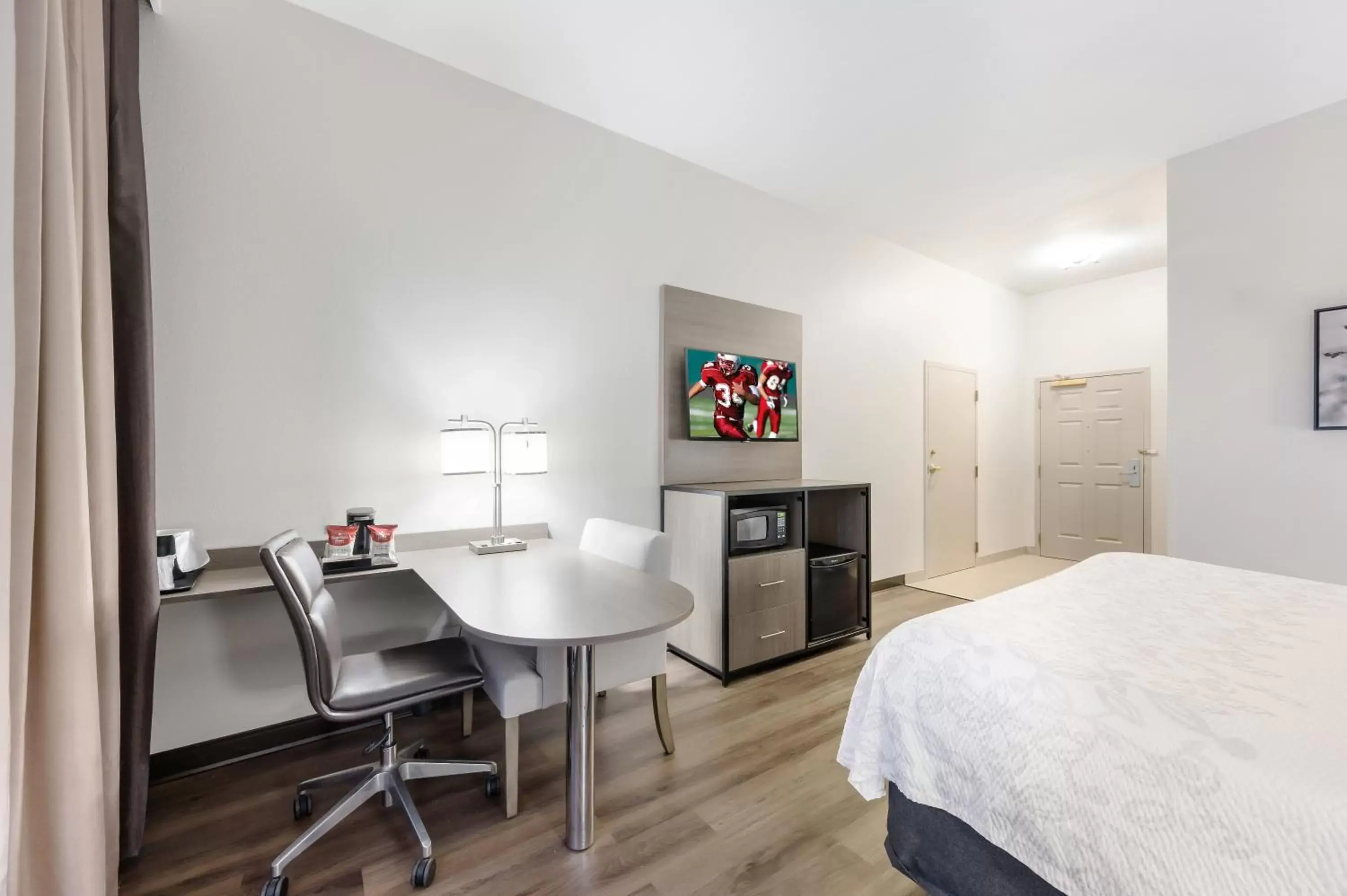 Bedroom, Dining Area in Red Roof Inn PLUS & Suites Birmingham - Bessemer