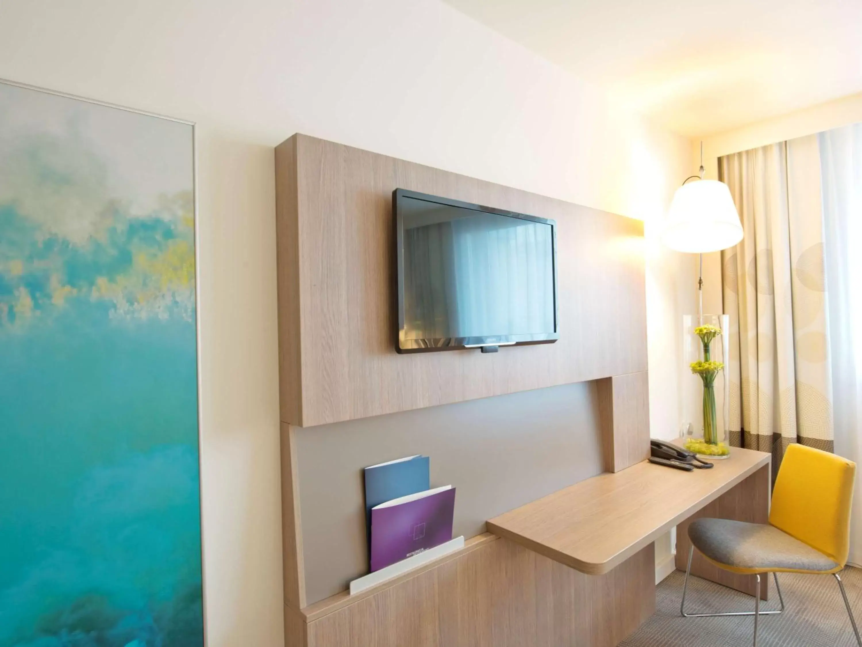 Bedroom, TV/Entertainment Center in Novotel Lodz Centrum