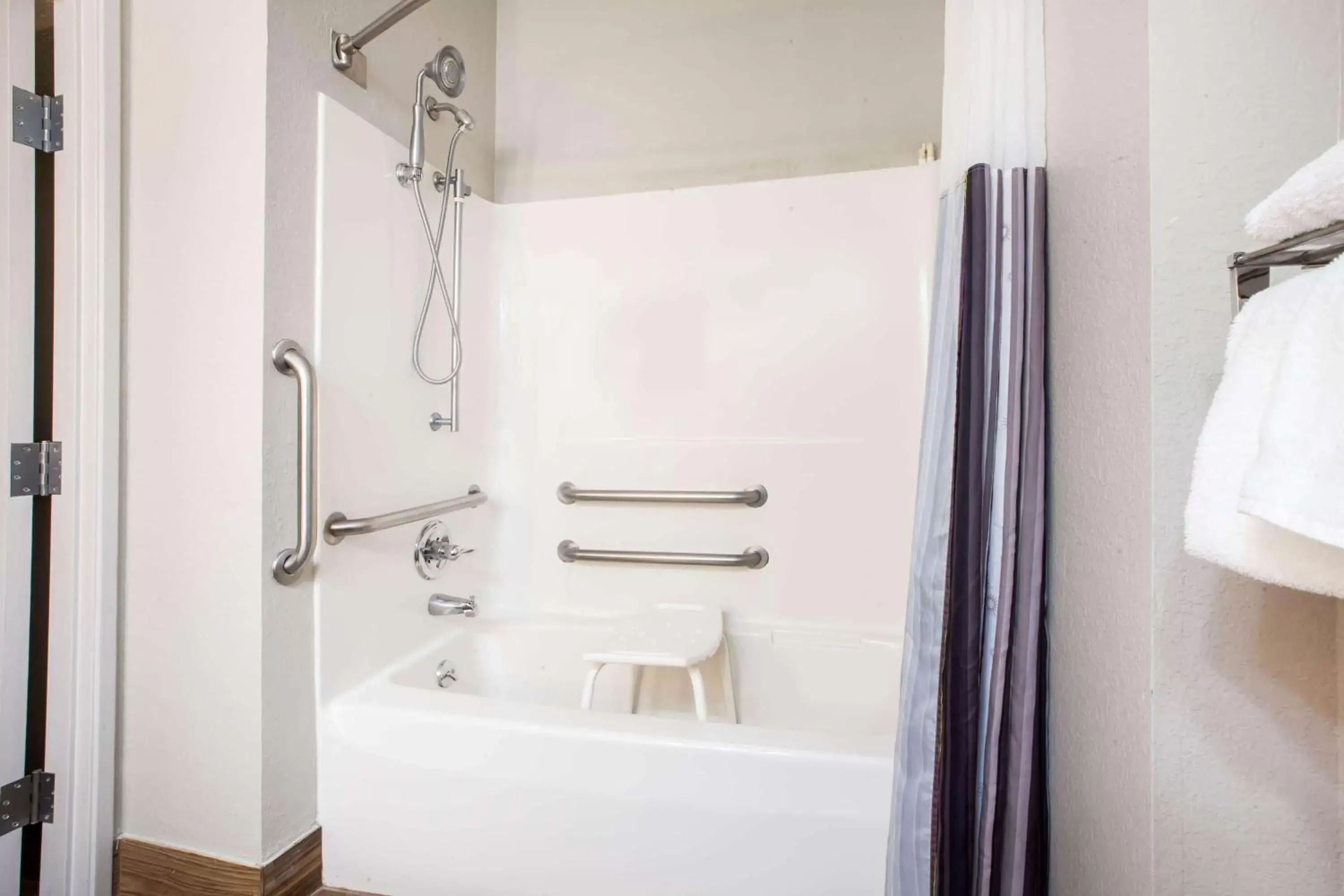 Bathroom in La Quinta Inn and Suites by Wyndham Elkhart