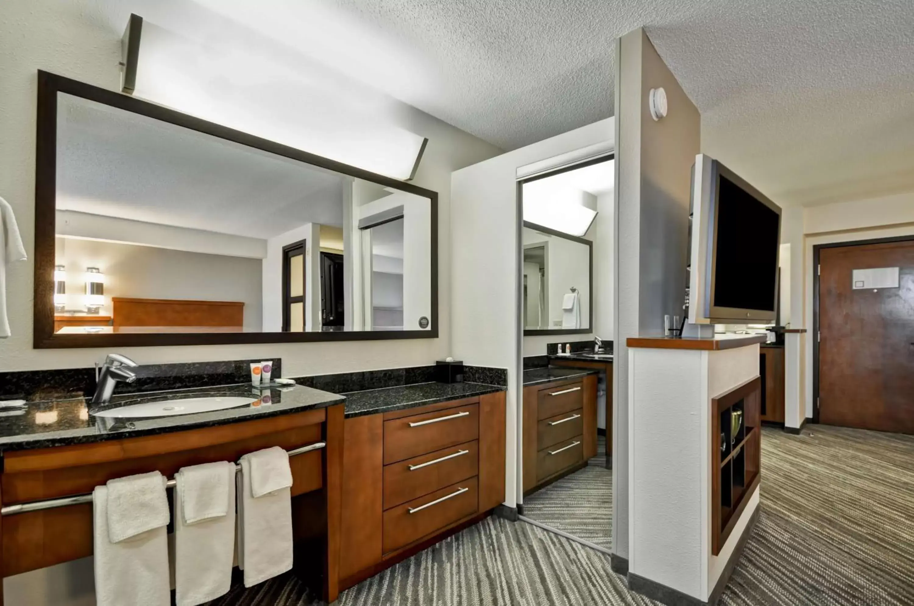 Photo of the whole room, Kitchen/Kitchenette in Hyatt Place Minneapolis Airport South