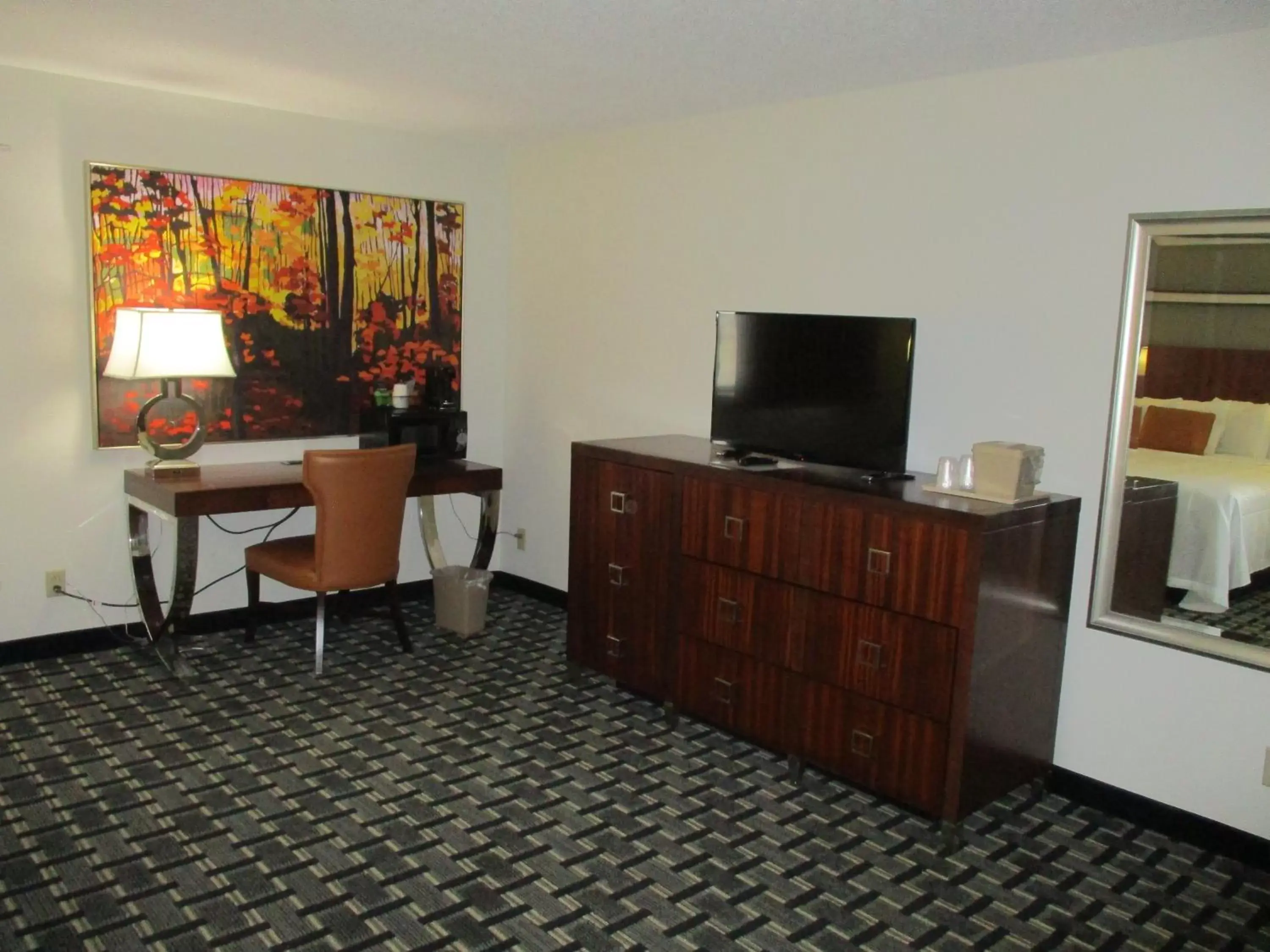 Bedroom, TV/Entertainment Center in SureStay Hotel by Best Western Manchester