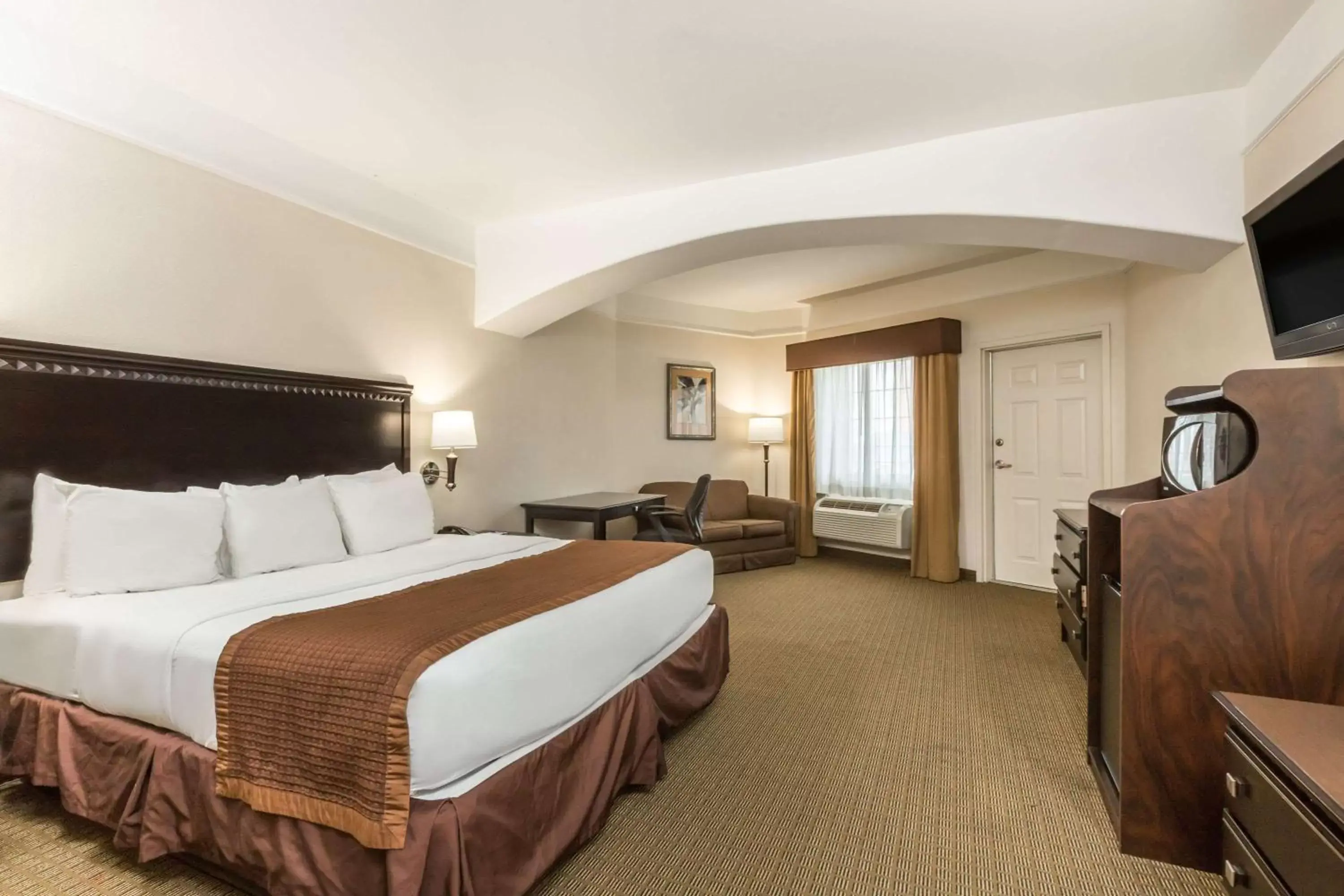 Photo of the whole room in Baymont by Wyndham Galveston