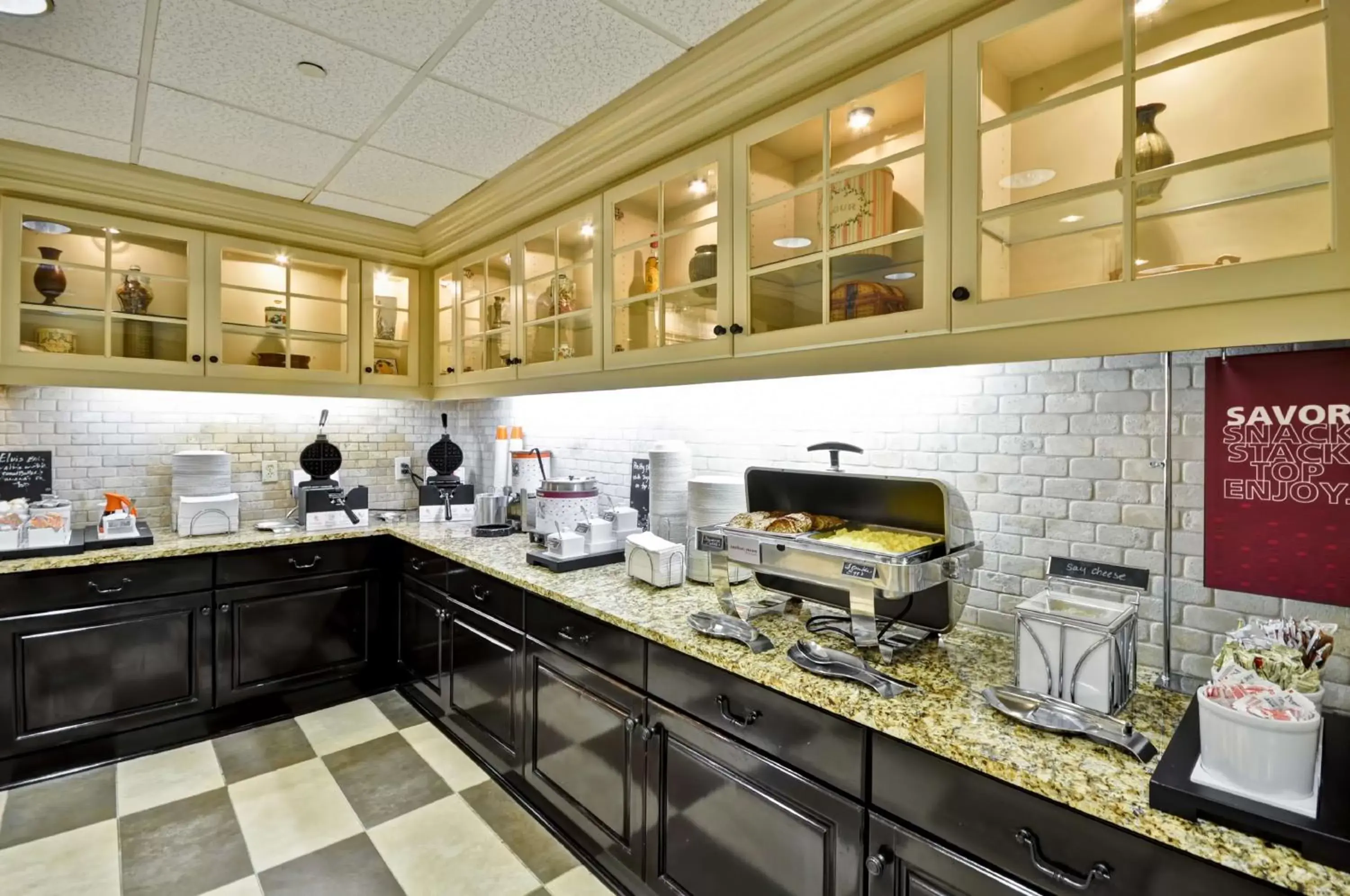 Breakfast, Kitchen/Kitchenette in Hampton Inn & Suites Memphis East
