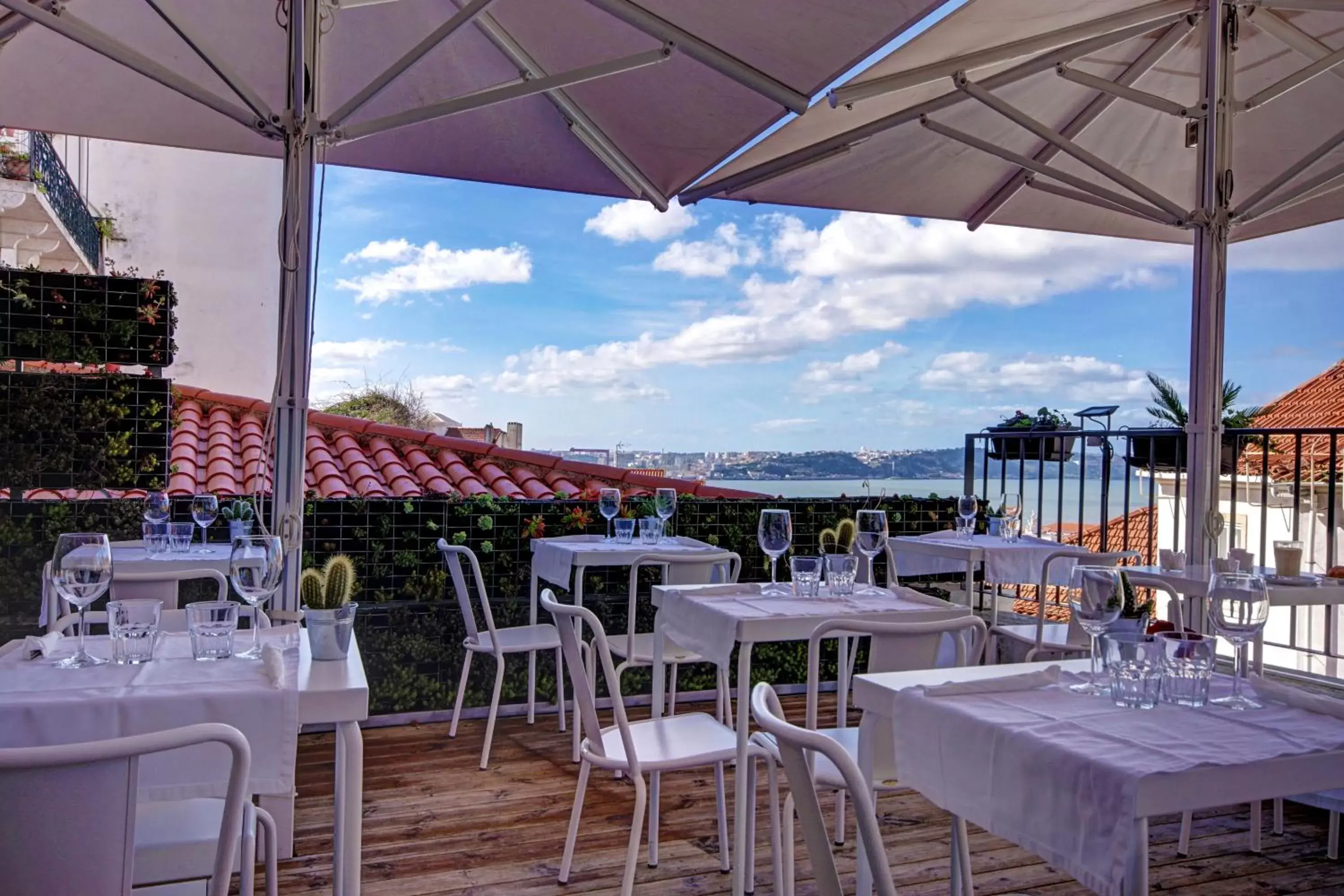 Patio, Restaurant/Places to Eat in Solar Dos Mouros