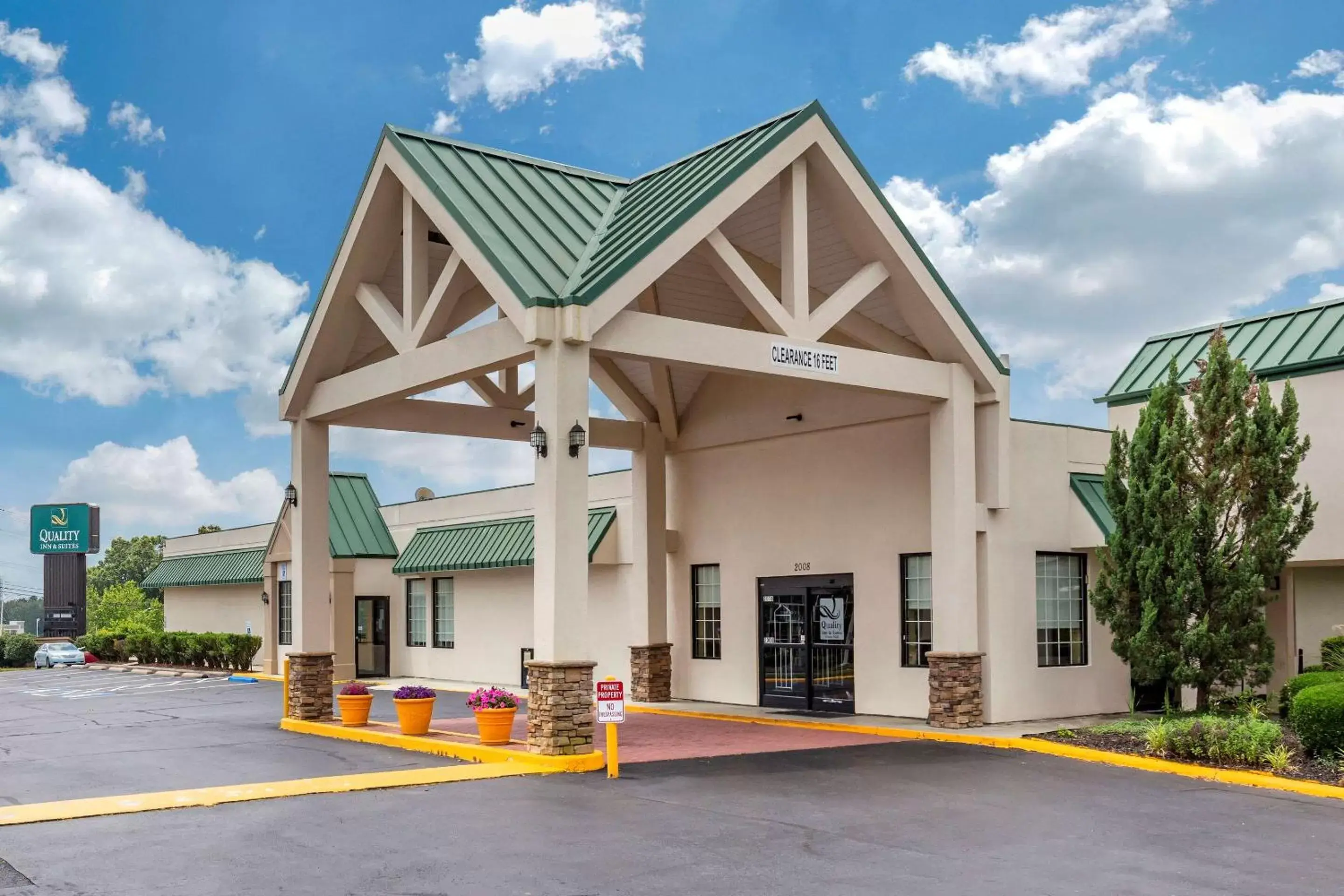 Property building, Patio/Outdoor Area in Quality Inn & Suites Hanes Mall