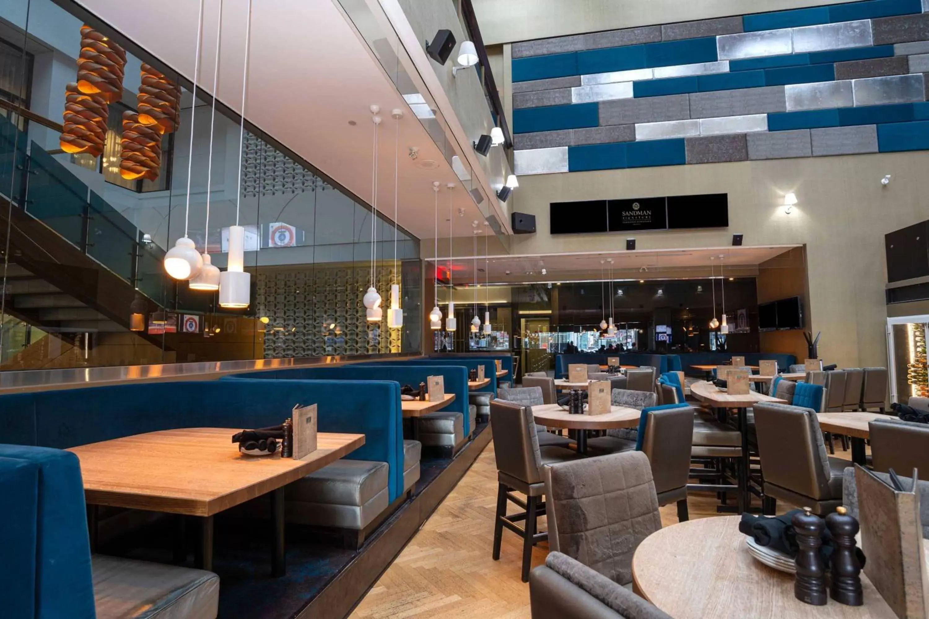 Restaurant/Places to Eat in Sandman Signature Edmonton Downtown Hotel