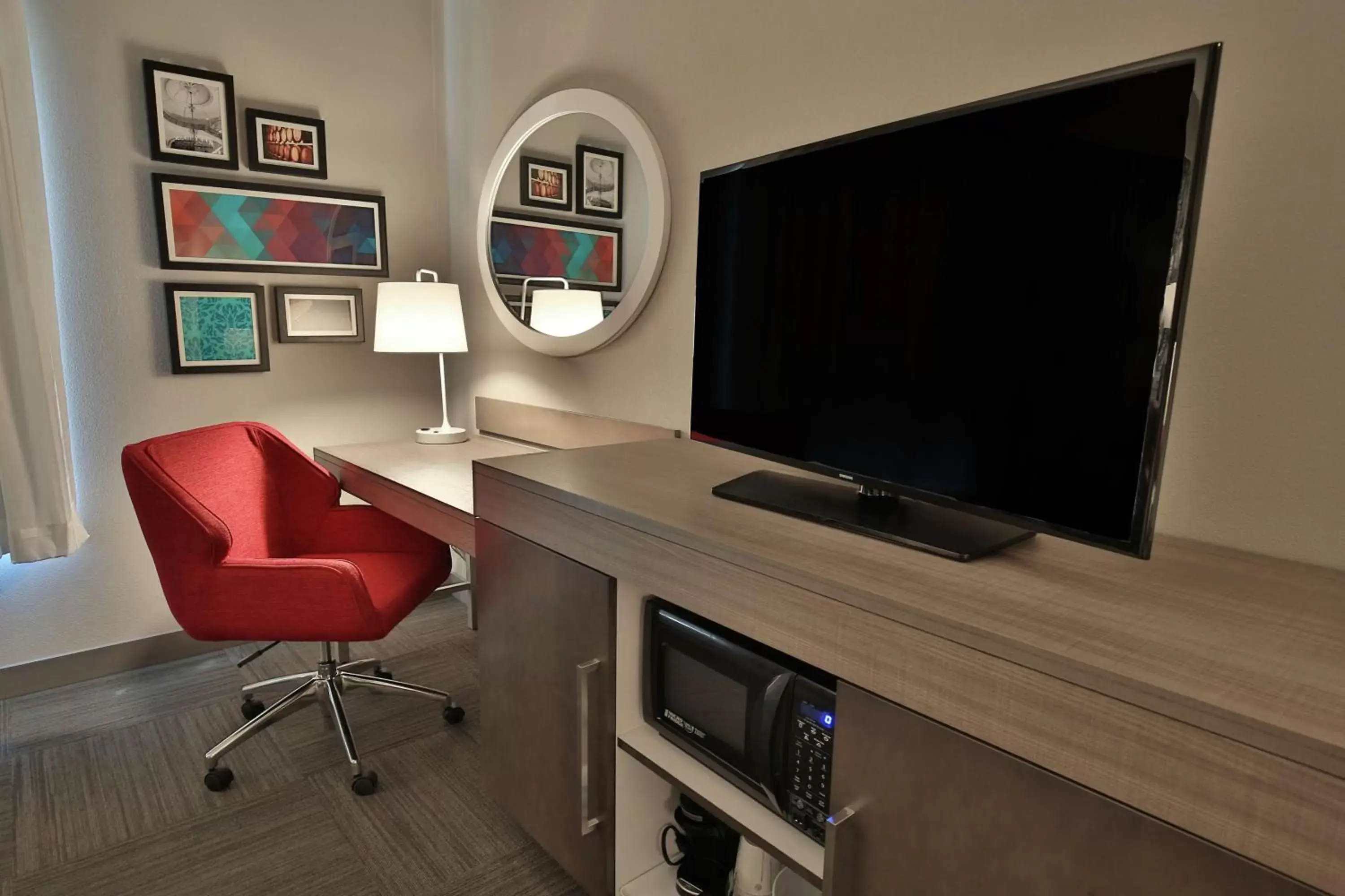 Bedroom, TV/Entertainment Center in Hampton Inn & Suites Asheville Biltmore Area