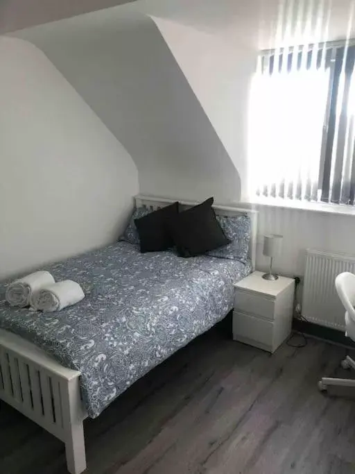 Bed in Newly refurbished studio, great location 8 studios