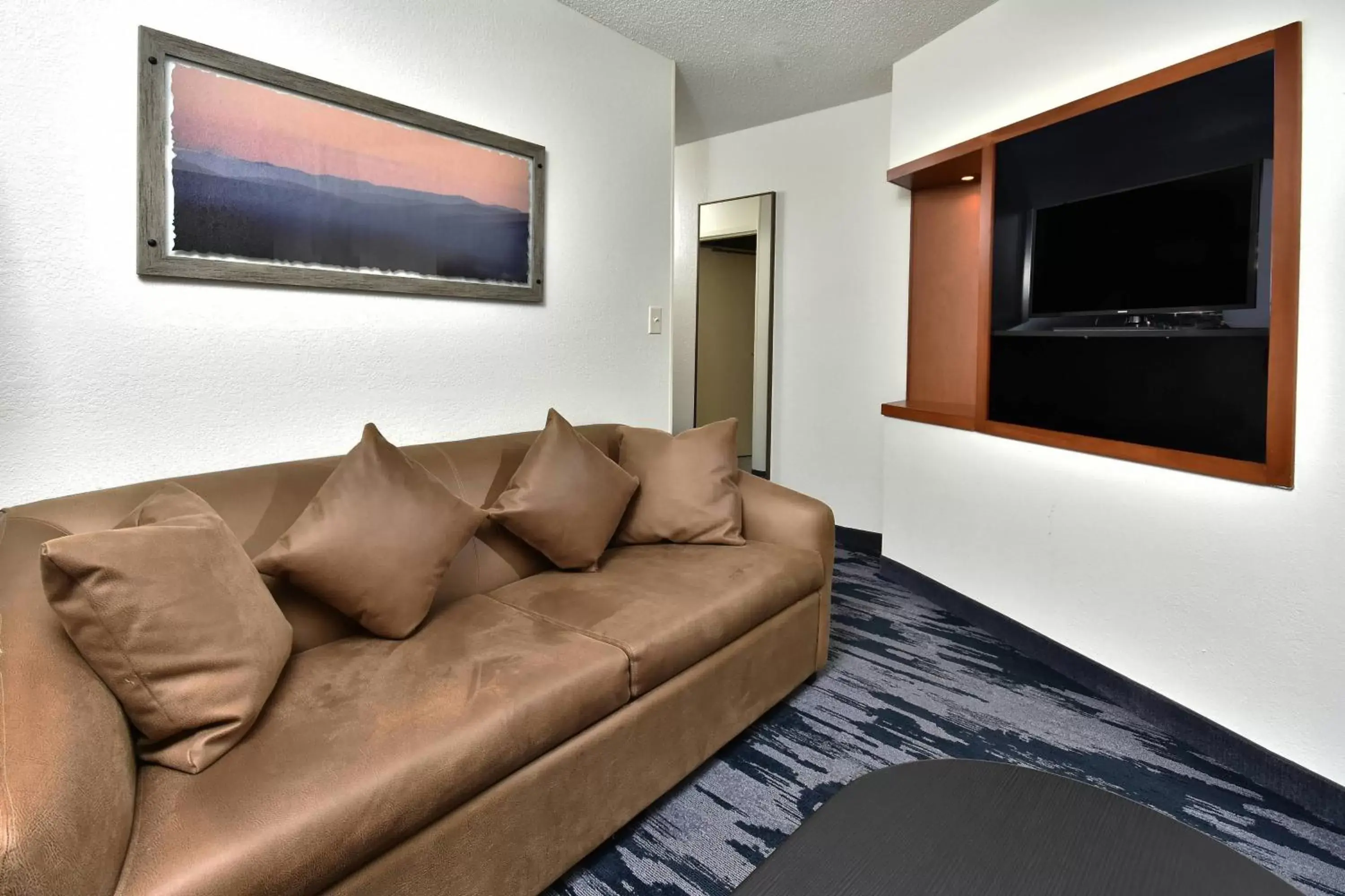 Living room, TV/Entertainment Center in Fairfield Inn & Suites by Marriott Richmond Innsbrook